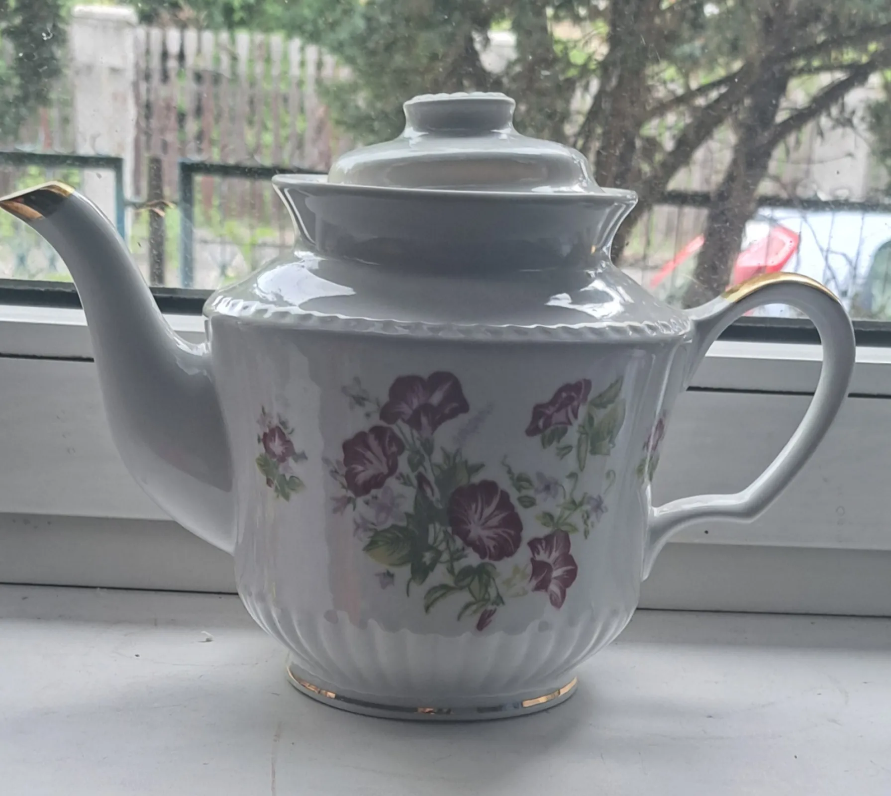 Porcelanowy dzbanek / imbryk w kwiaty vintage biały ze złotymi zdobieniami
