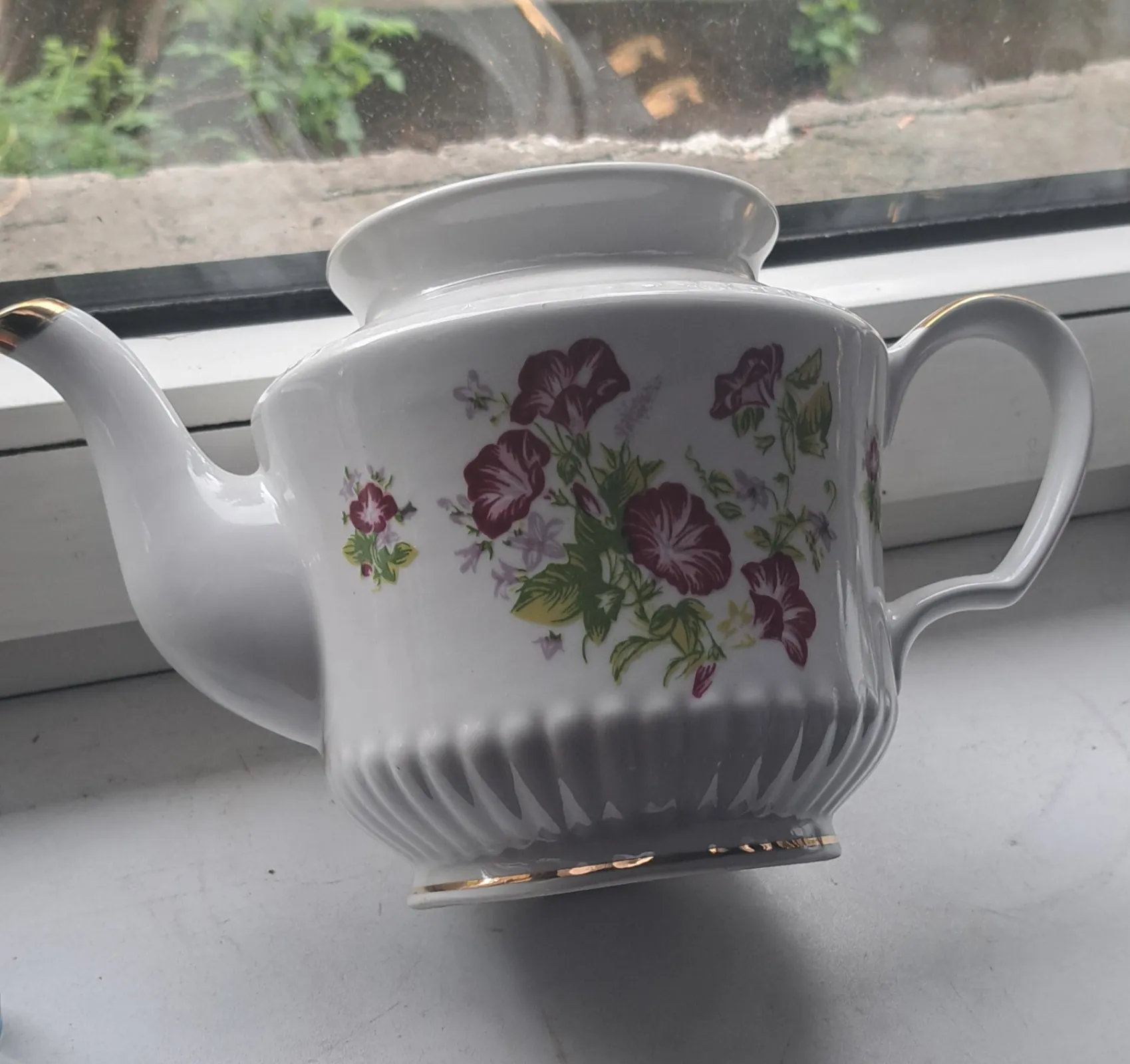 Porcelanowy dzbanek / imbryk w kwiaty vintage biały ze złotymi zdobieniami