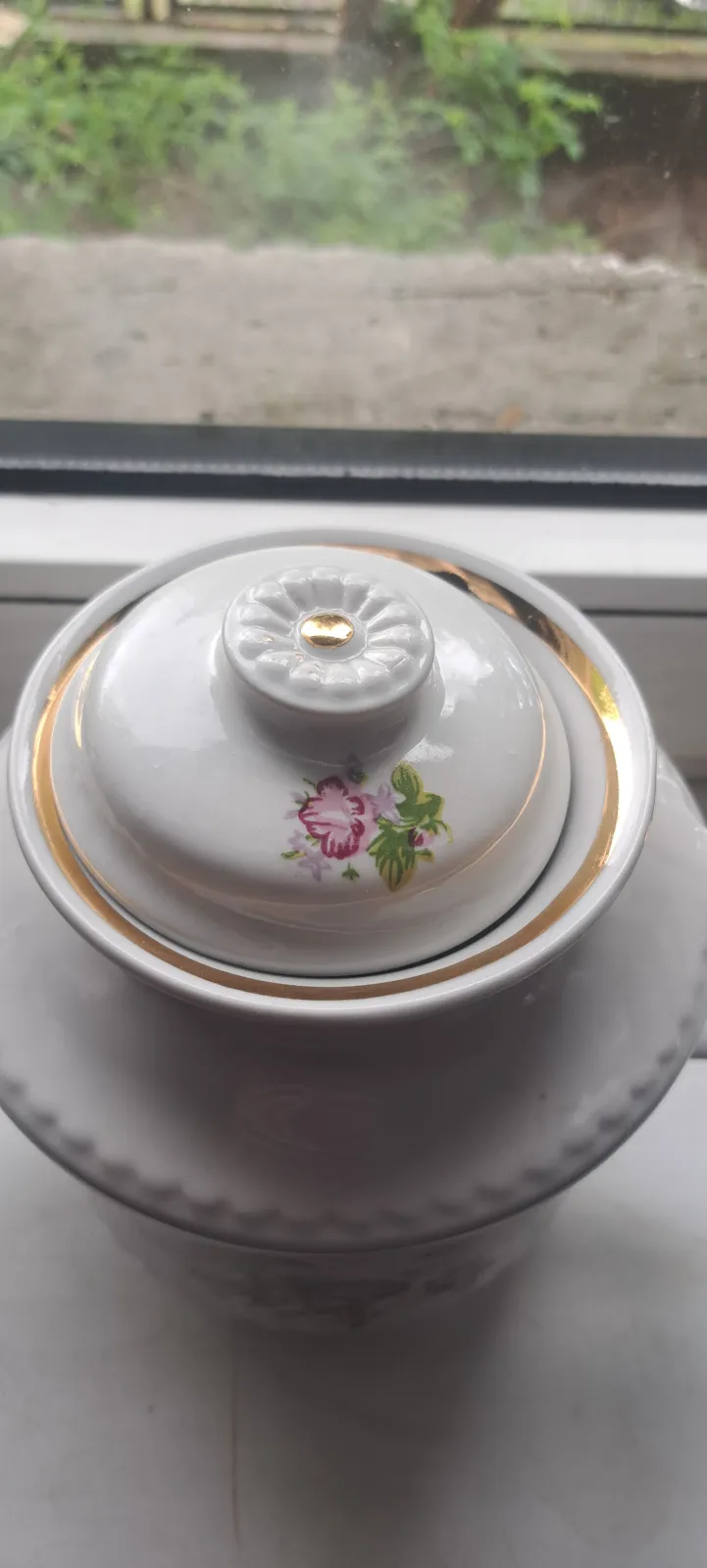 Porcelanowy dzbanek / imbryk w kwiaty vintage biały ze złotymi zdobieniami