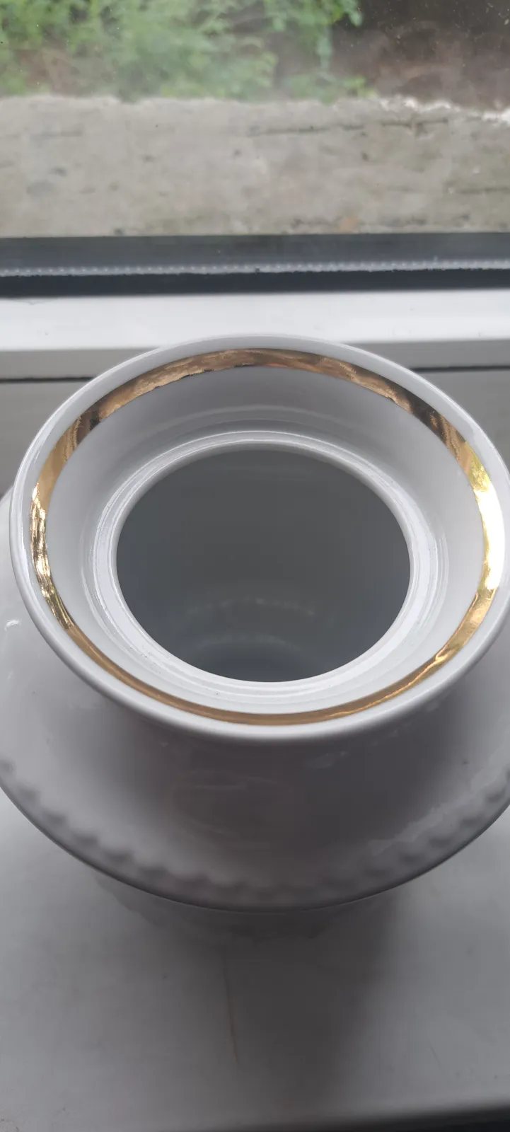 Porcelanowy dzbanek / imbryk w kwiaty vintage biały ze złotymi zdobieniami