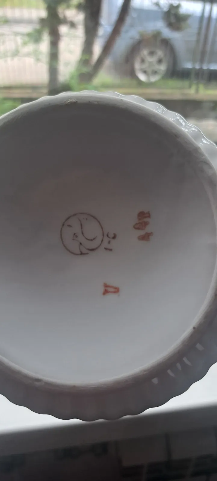 Porcelanowy dzbanek / imbryk w kwiaty vintage biały ze złotymi zdobieniami