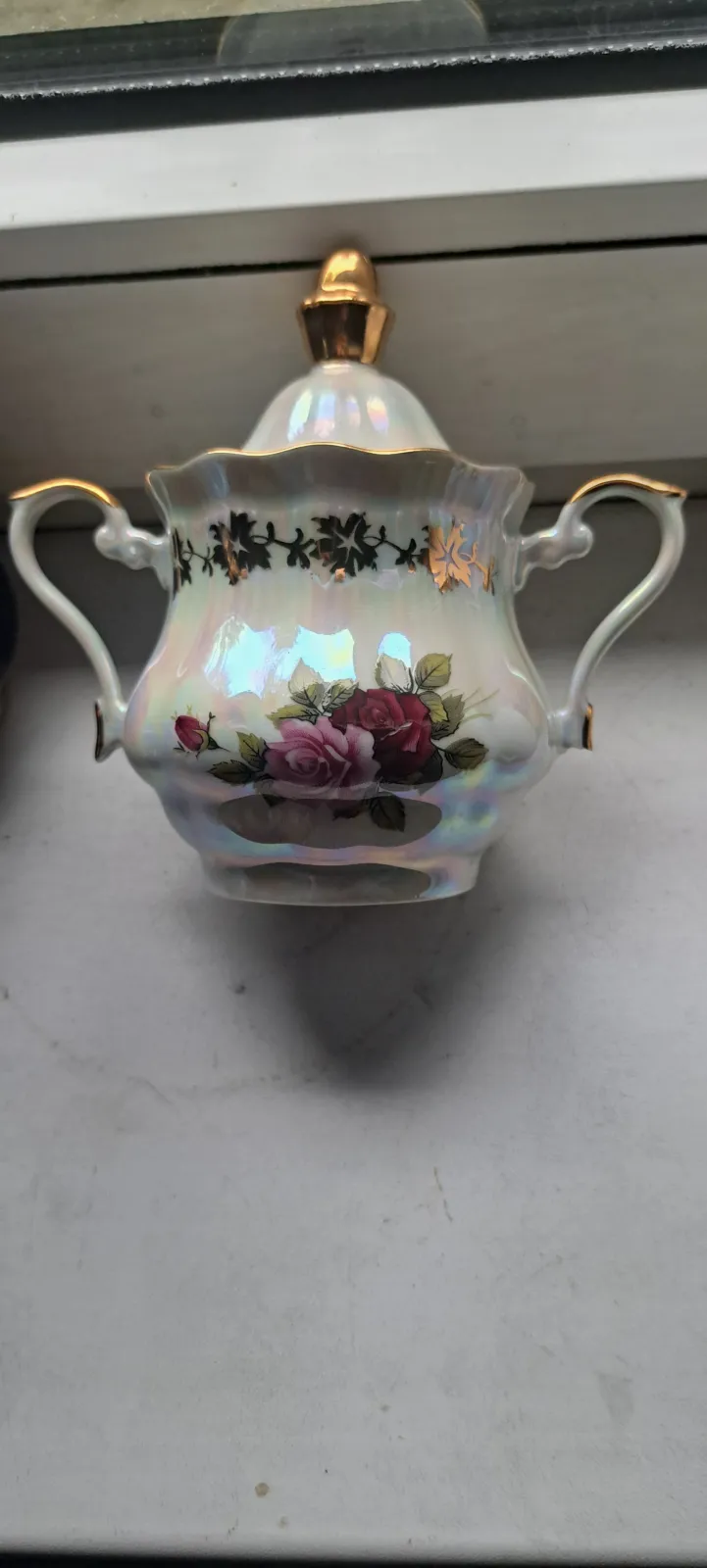 Cukiernica porcelanowa perłowa z różami i złoceniami vintage