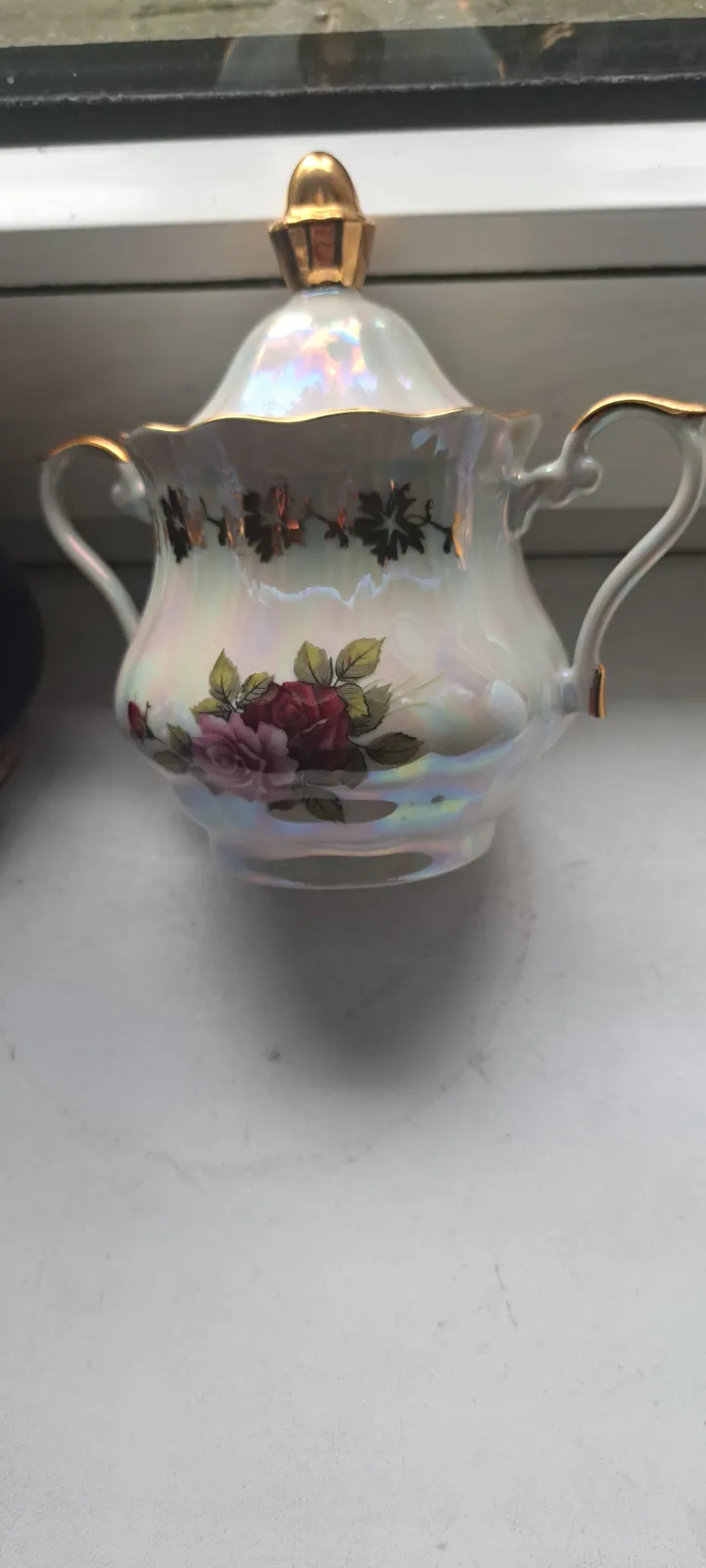 Cukiernica porcelanowa perłowa z różami i złoceniami vintage