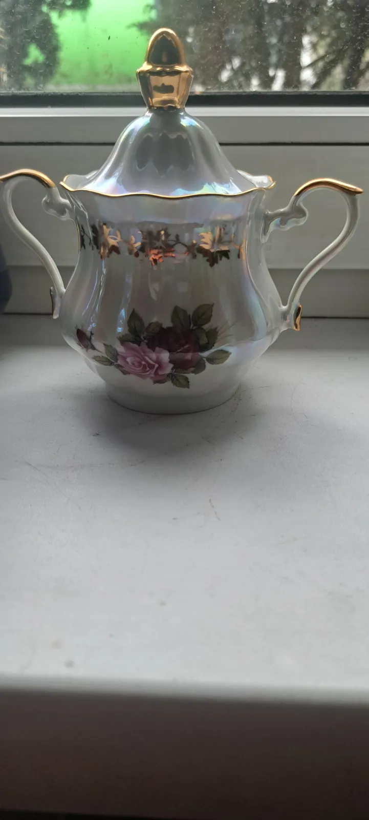 Cukiernica porcelanowa perłowa z różami i złoceniami vintage