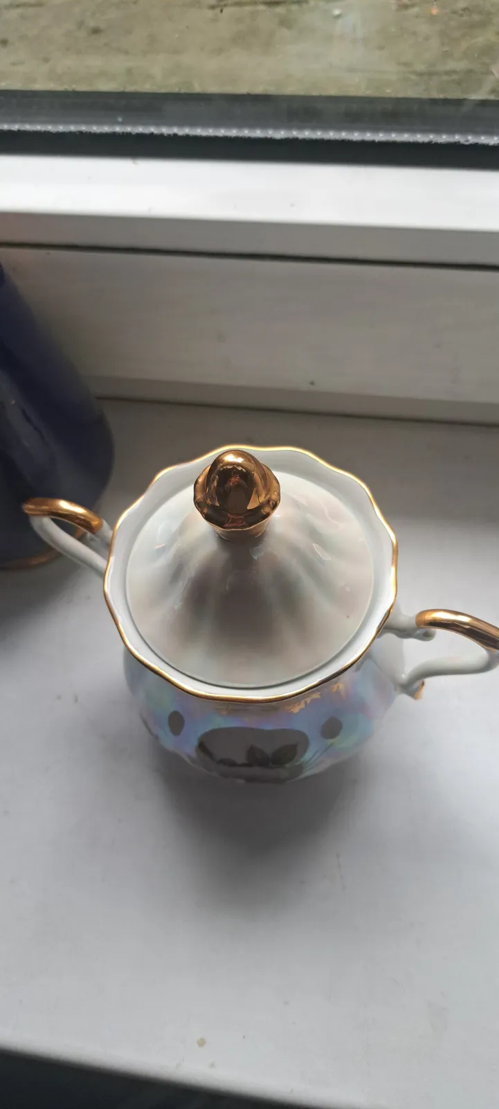 Cukiernica porcelanowa perłowa z różami i złoceniami vintage