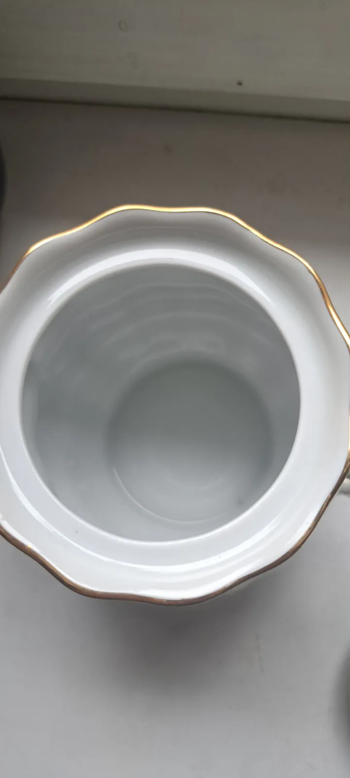 Cukiernica porcelanowa perłowa z różami i złoceniami vintage