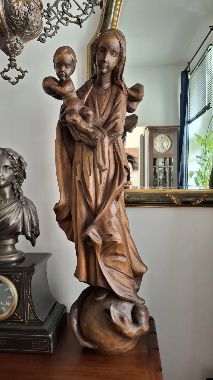 Duża stara drewniana figura Madonny z dzieciątkiem
