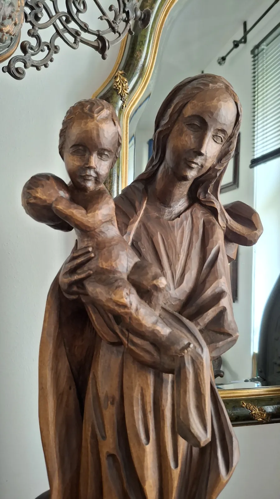 Duża stara drewniana figura Madonny z dzieciątkiem