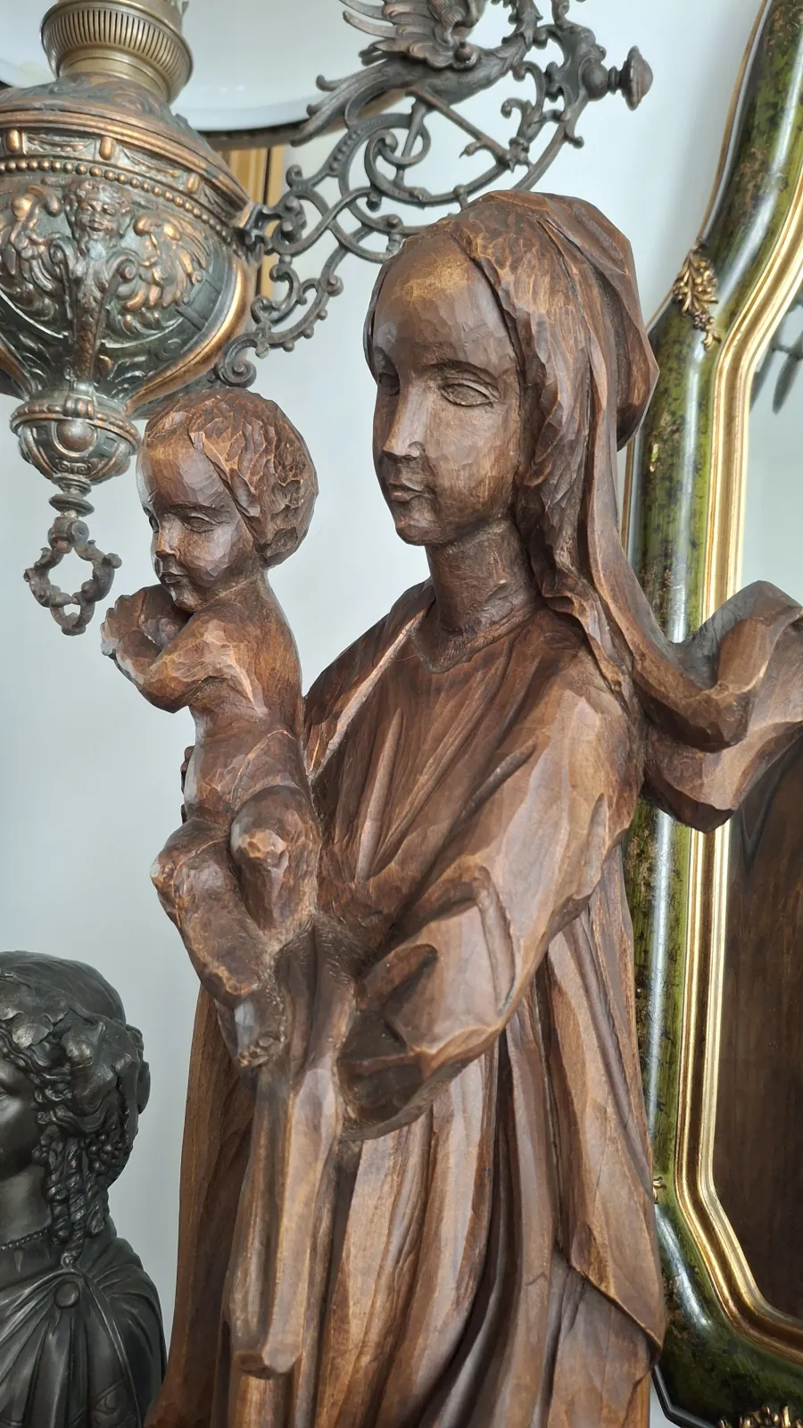 Duża stara drewniana figura Madonny z dzieciątkiem