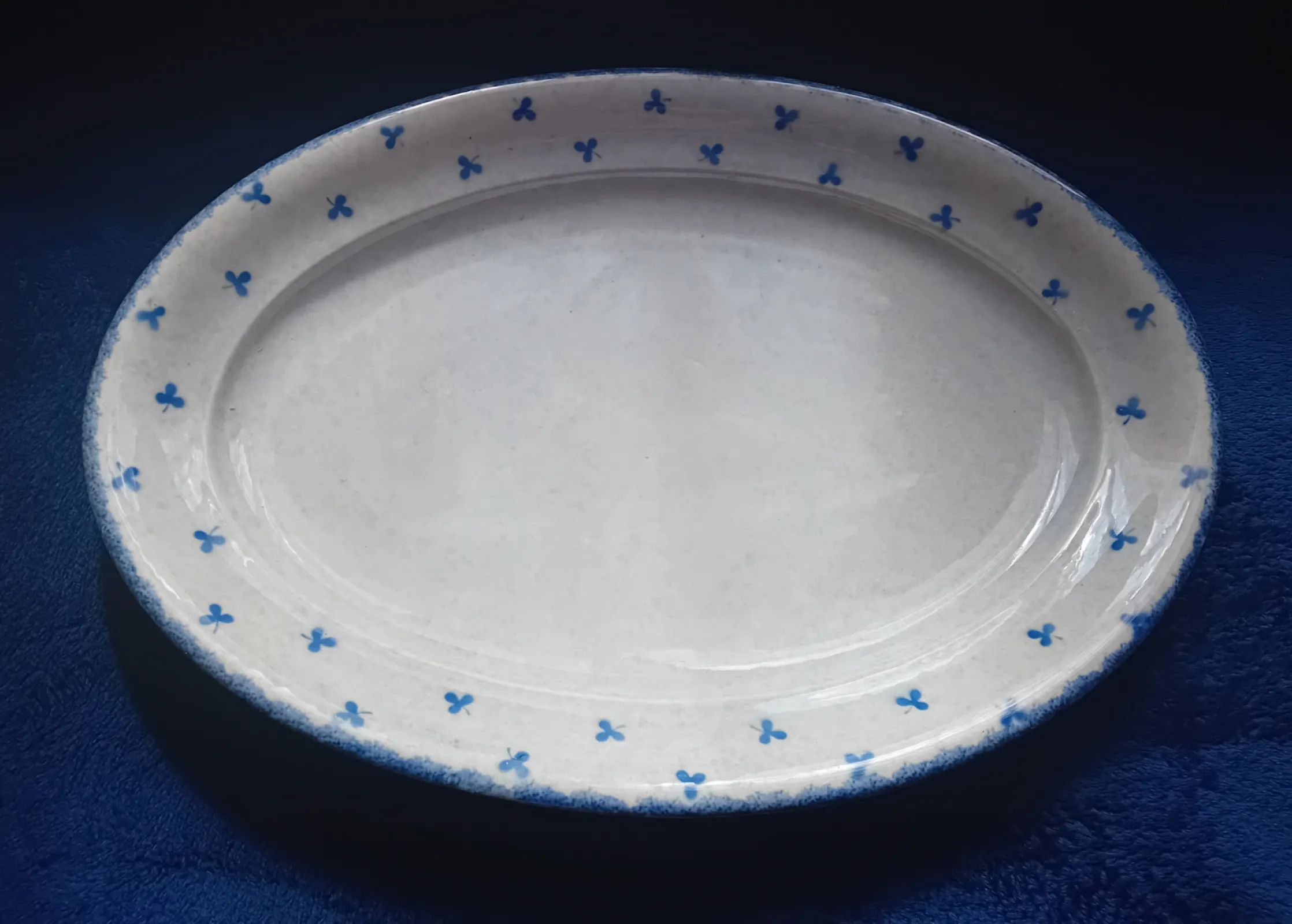Duży fajansowy półmisek Villeroy & Boch Torgau, sygnatura z okresu 1923-45.