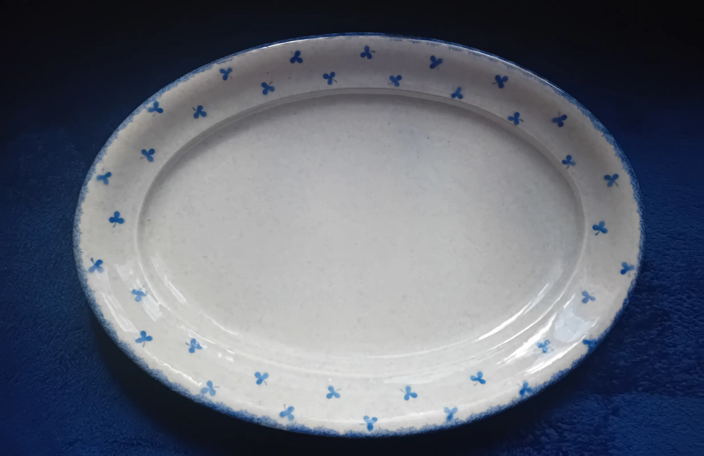 Duży fajansowy półmisek Villeroy & Boch Torgau, sygnatura z okresu 1923-45.