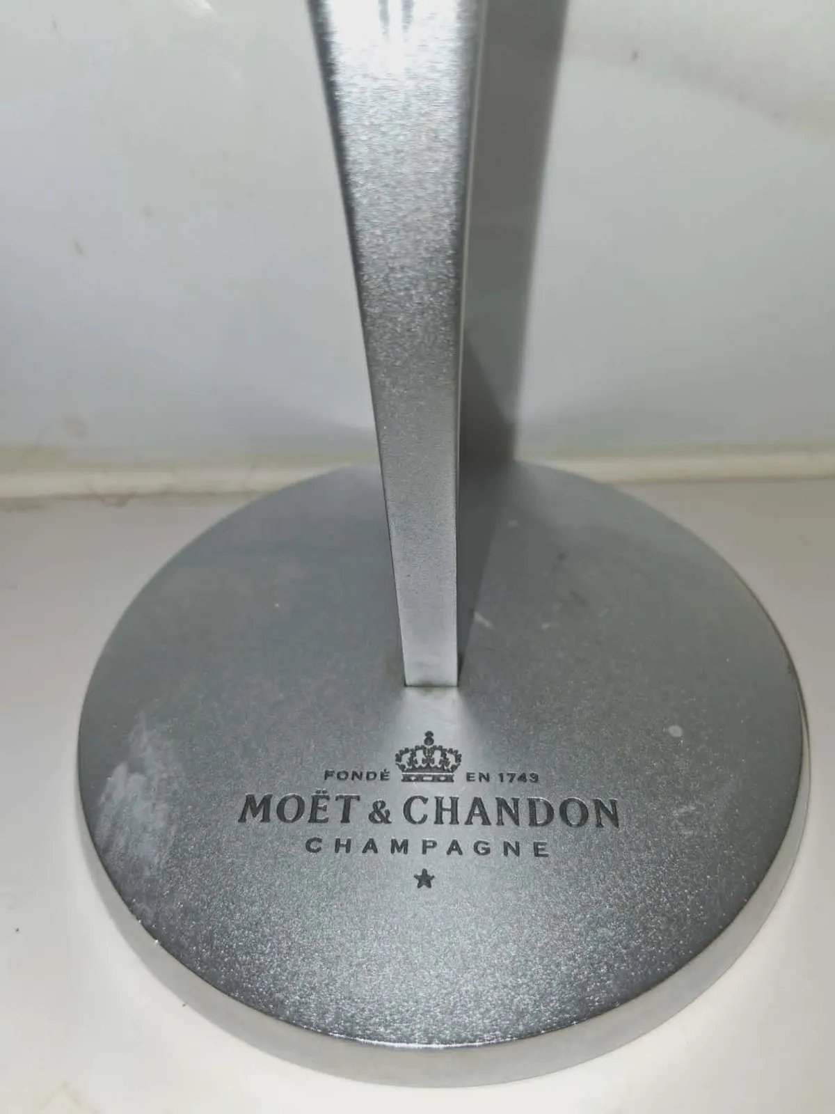 Designerski stojak Moët & Chandon – projekt Philippe Di Meo