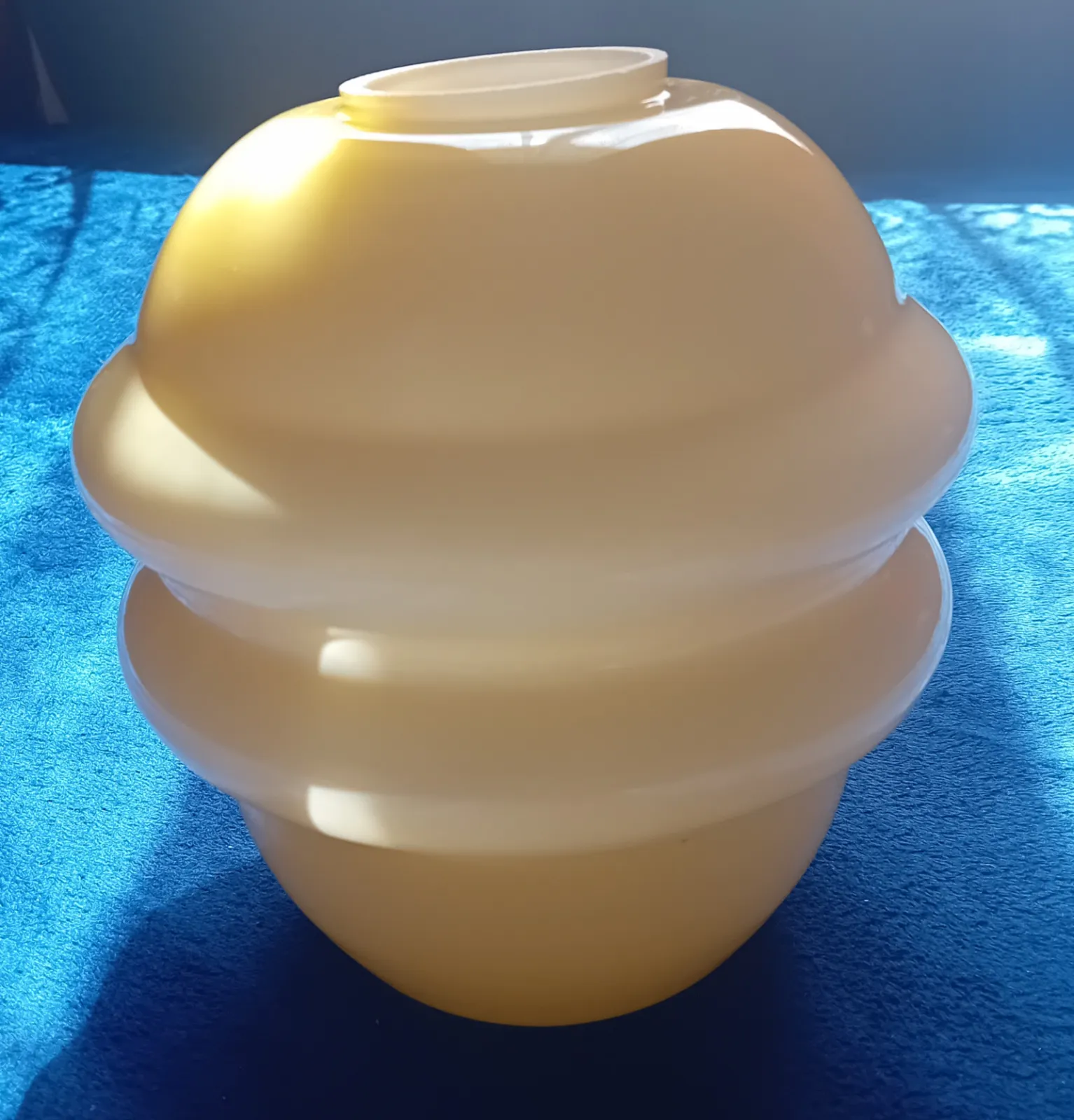 Klosz art deco do lampy lub żyrandola, szkło warstwowe.