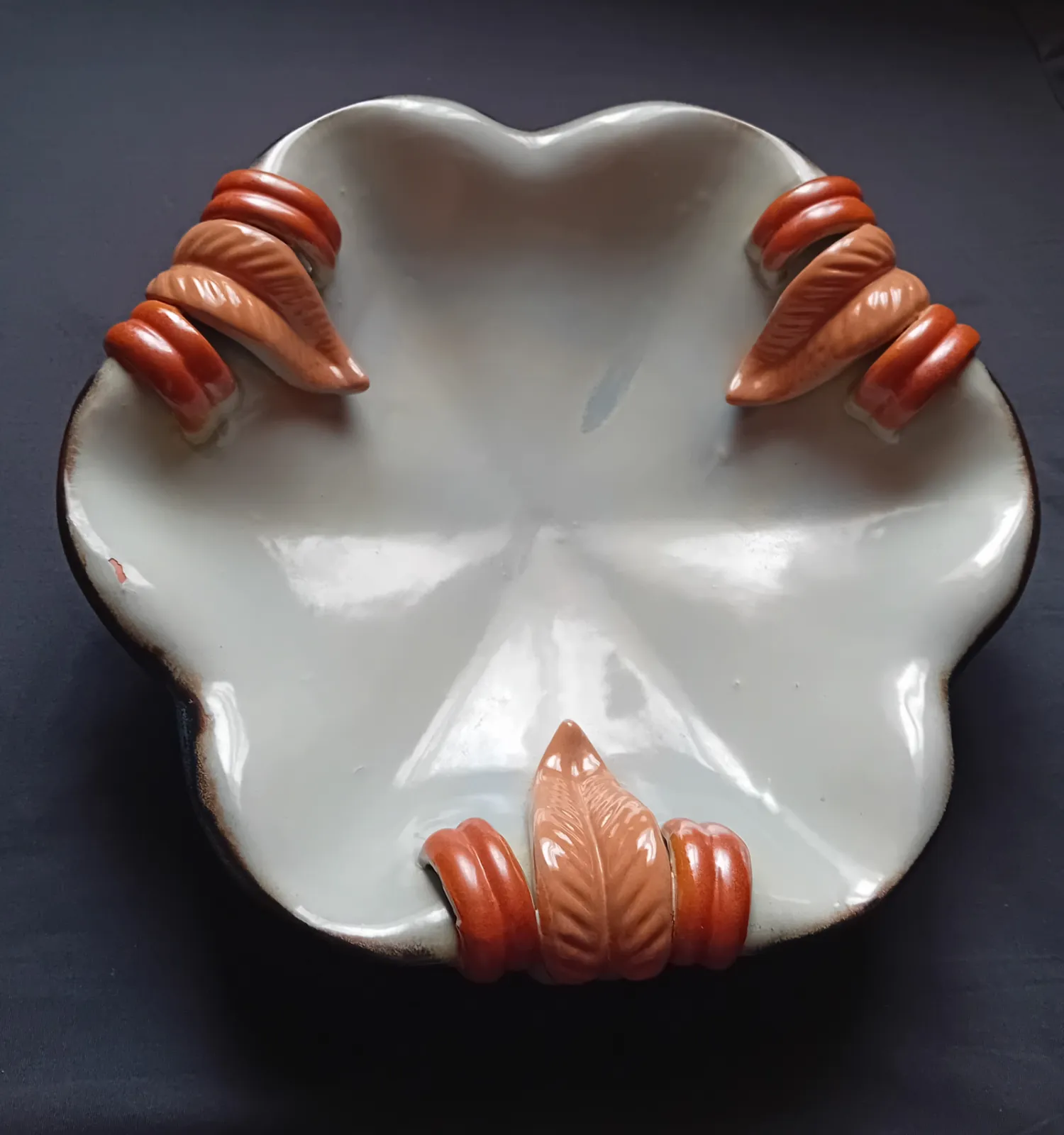 Secesyjna patera ceramiczna, zdobiona glazurą uranową. Niemcy, I połowa XX w.
