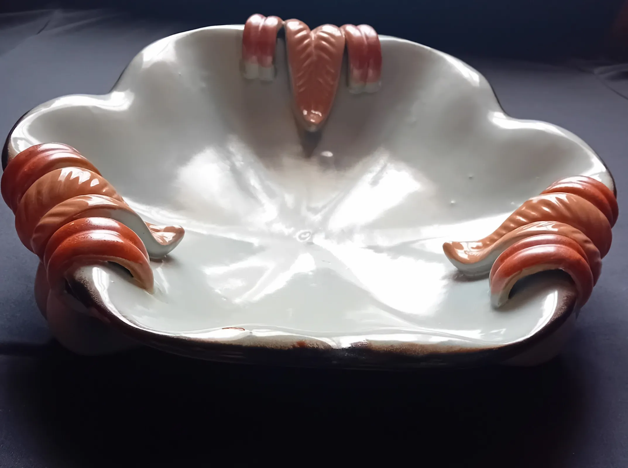 Secesyjna patera ceramiczna, zdobiona glazurą uranową. Niemcy, I połowa XX w.