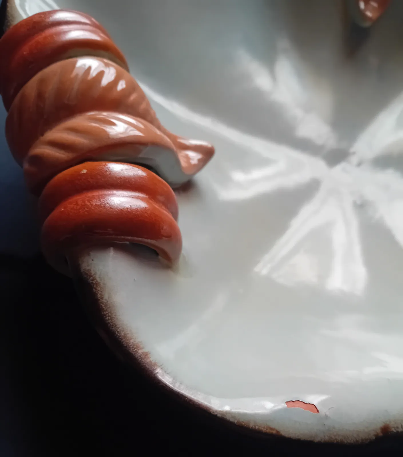 Secesyjna patera ceramiczna, zdobiona glazurą uranową. Niemcy, I połowa XX w.