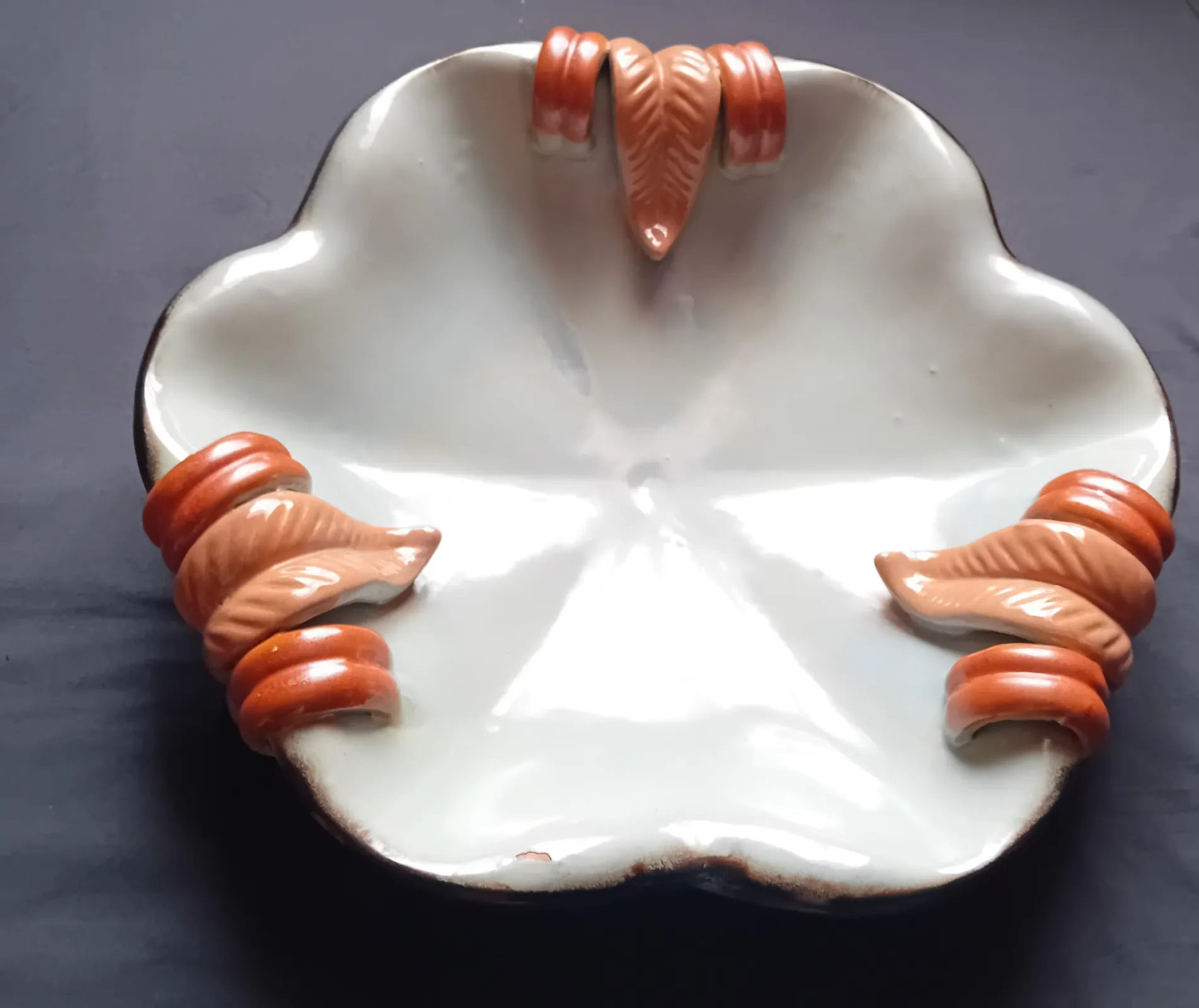 Secesyjna patera ceramiczna, zdobiona glazurą uranową. Niemcy, I połowa XX w.