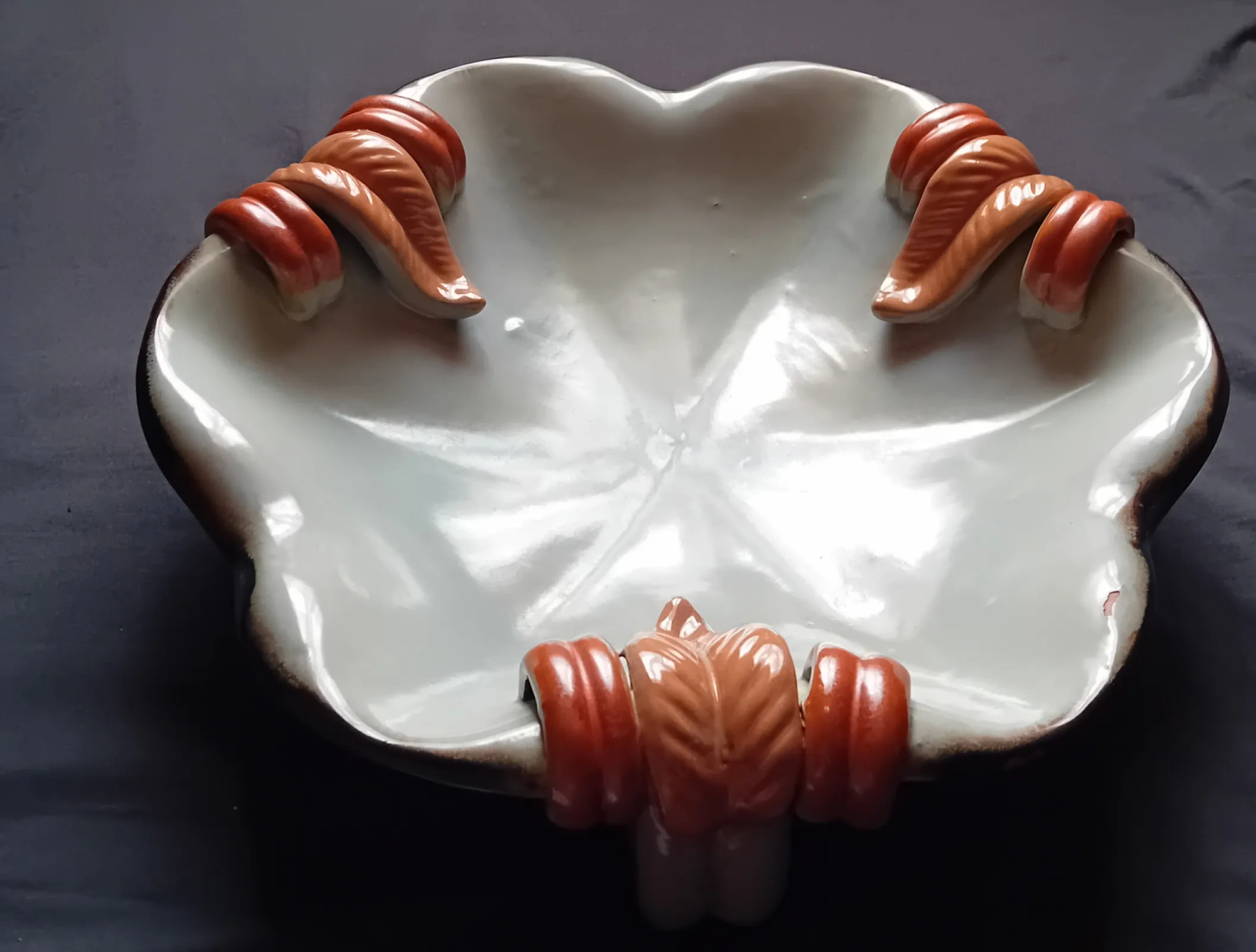 Secesyjna patera ceramiczna, zdobiona glazurą uranową. Niemcy, I połowa XX w.