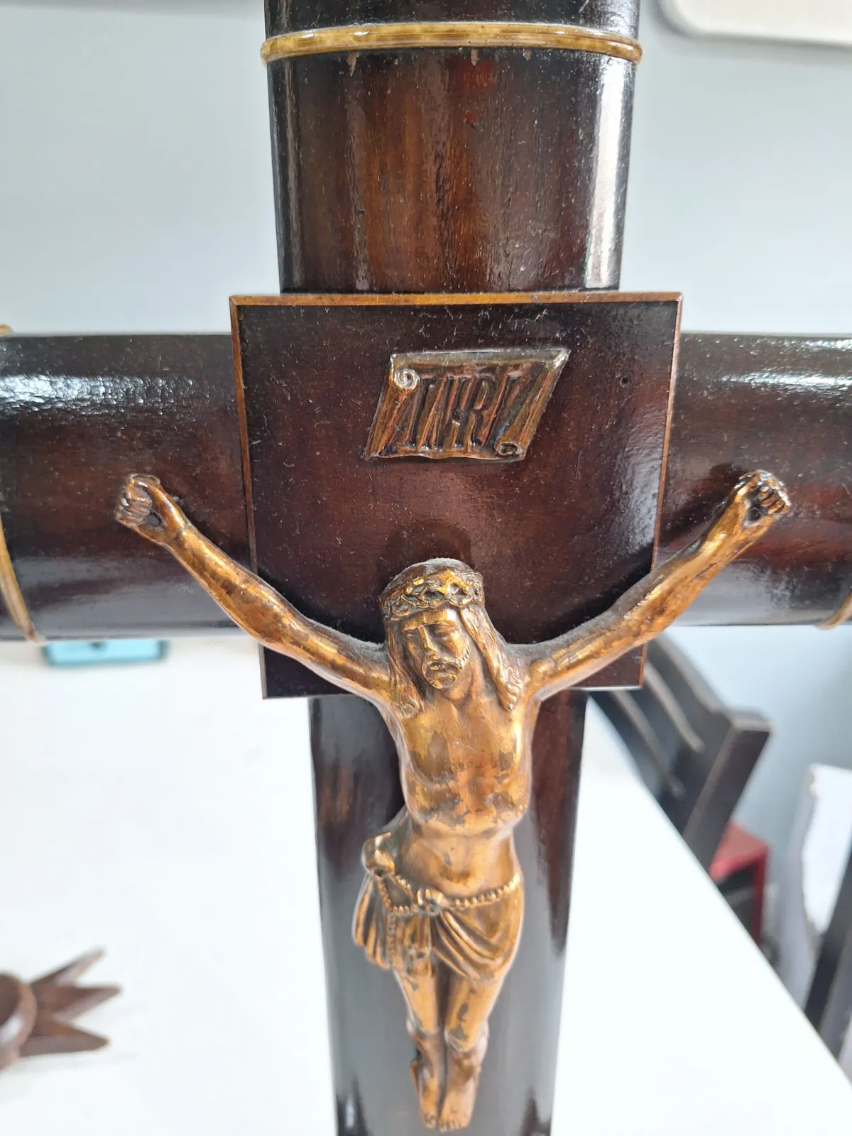 Drewniany krzyż stojący