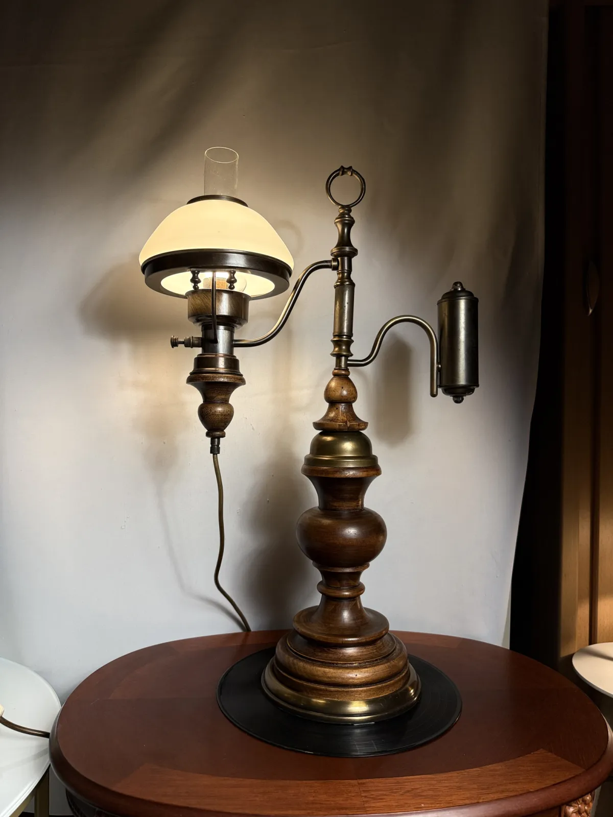 Lampa gabinetowa w stylu wiktoriańskim – retro naftowa, drewno i mosiądz