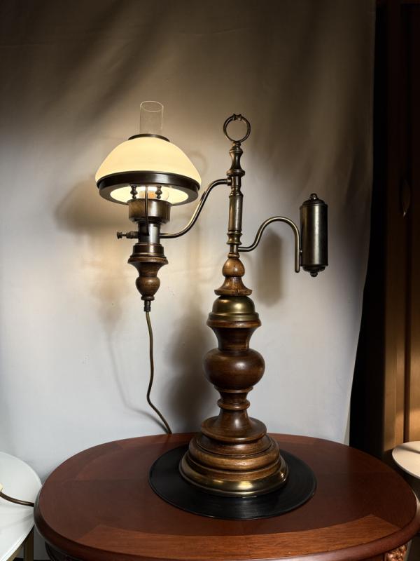 Lampa gabinetowa w stylu wiktoriańskim – retro naftowa, drewno i mosiądz