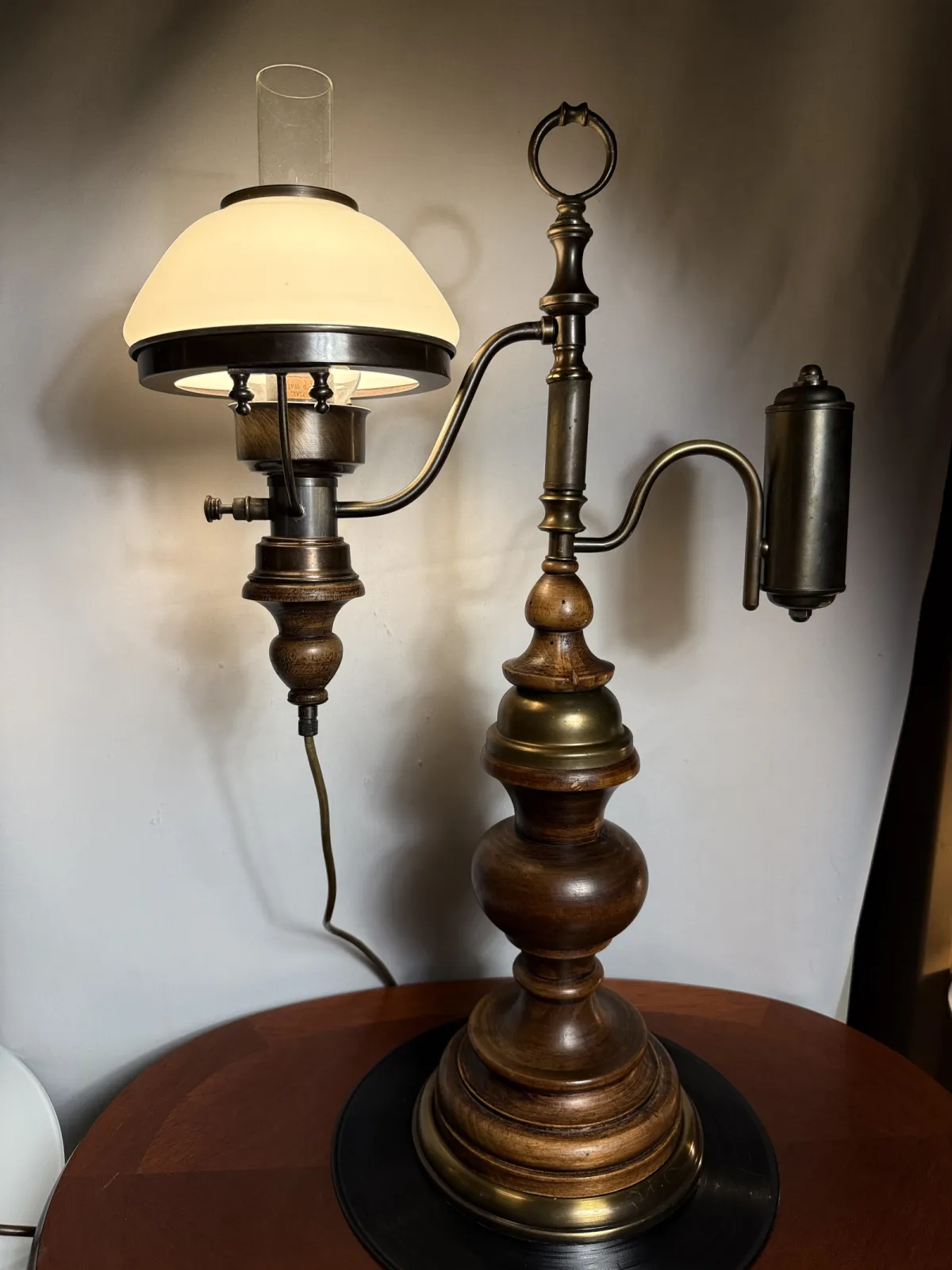 Lampa gabinetowa w stylu wiktoriańskim – retro naftowa, drewno i mosiądz