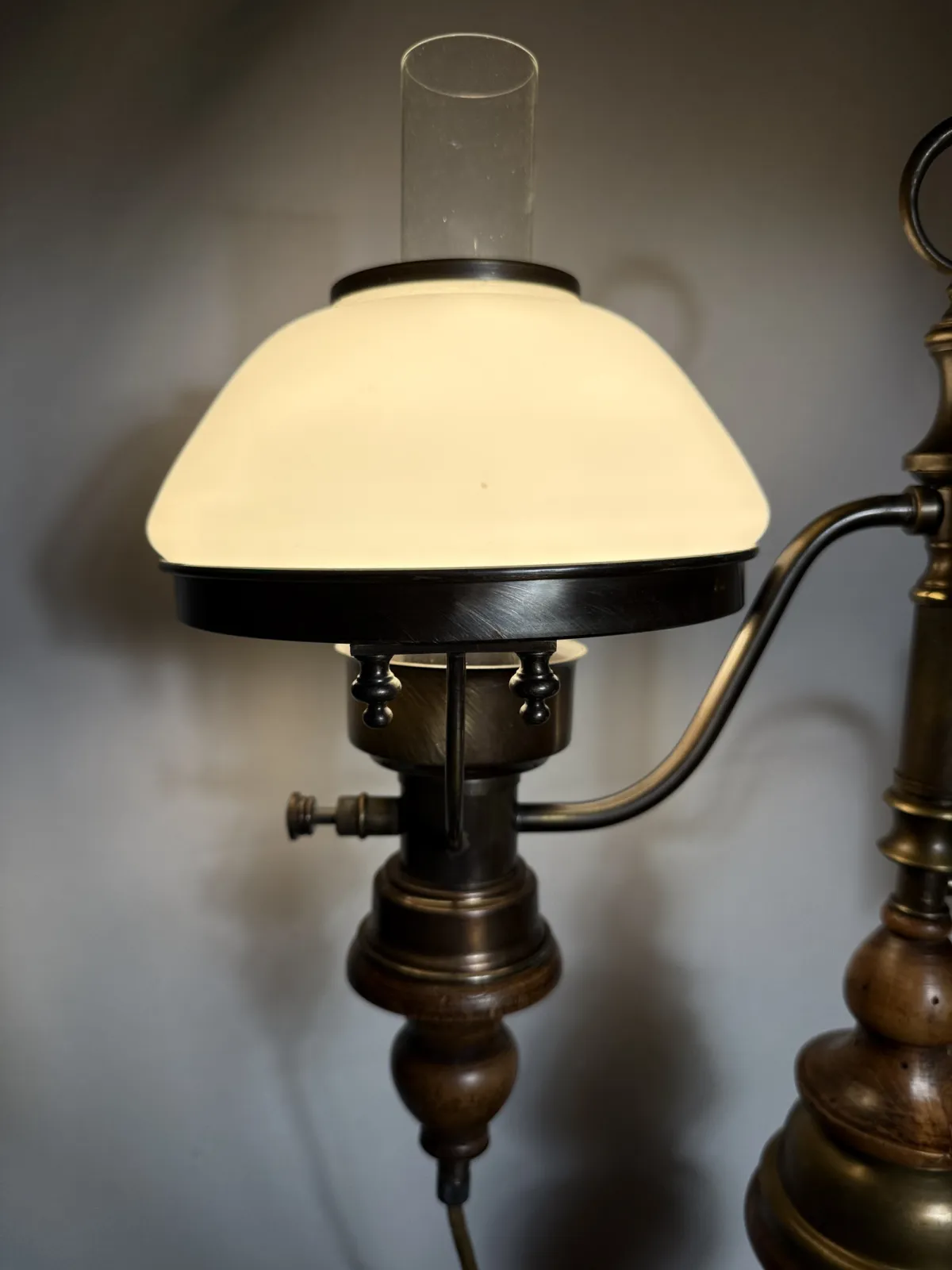 Lampa gabinetowa w stylu wiktoriańskim – retro naftowa, drewno i mosiądz