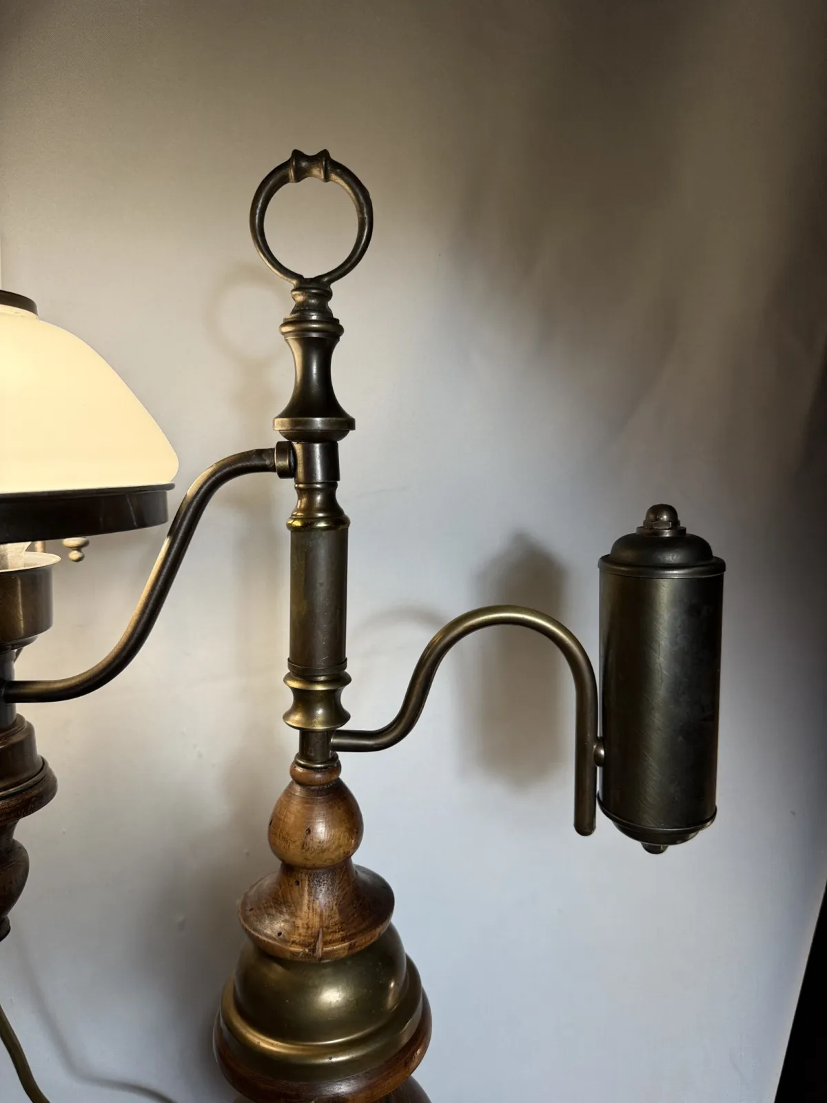 Lampa gabinetowa w stylu wiktoriańskim – retro naftowa, drewno i mosiądz