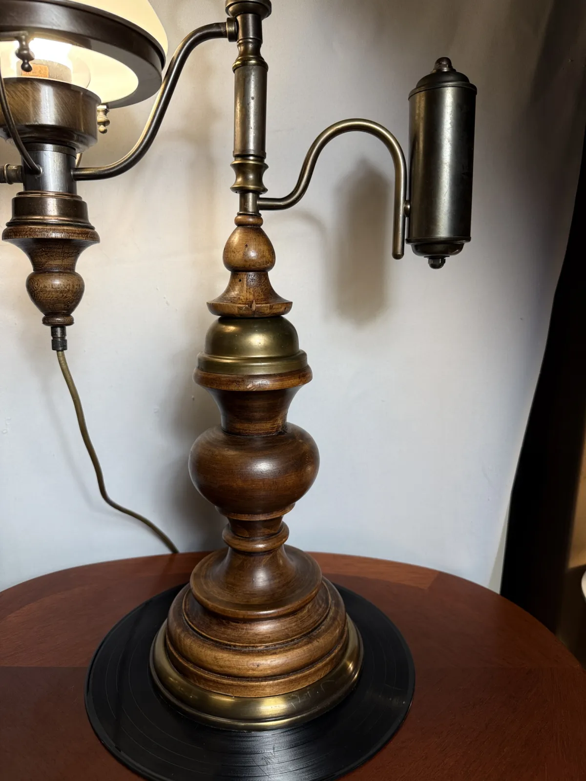 Lampa gabinetowa w stylu wiktoriańskim – retro naftowa, drewno i mosiądz