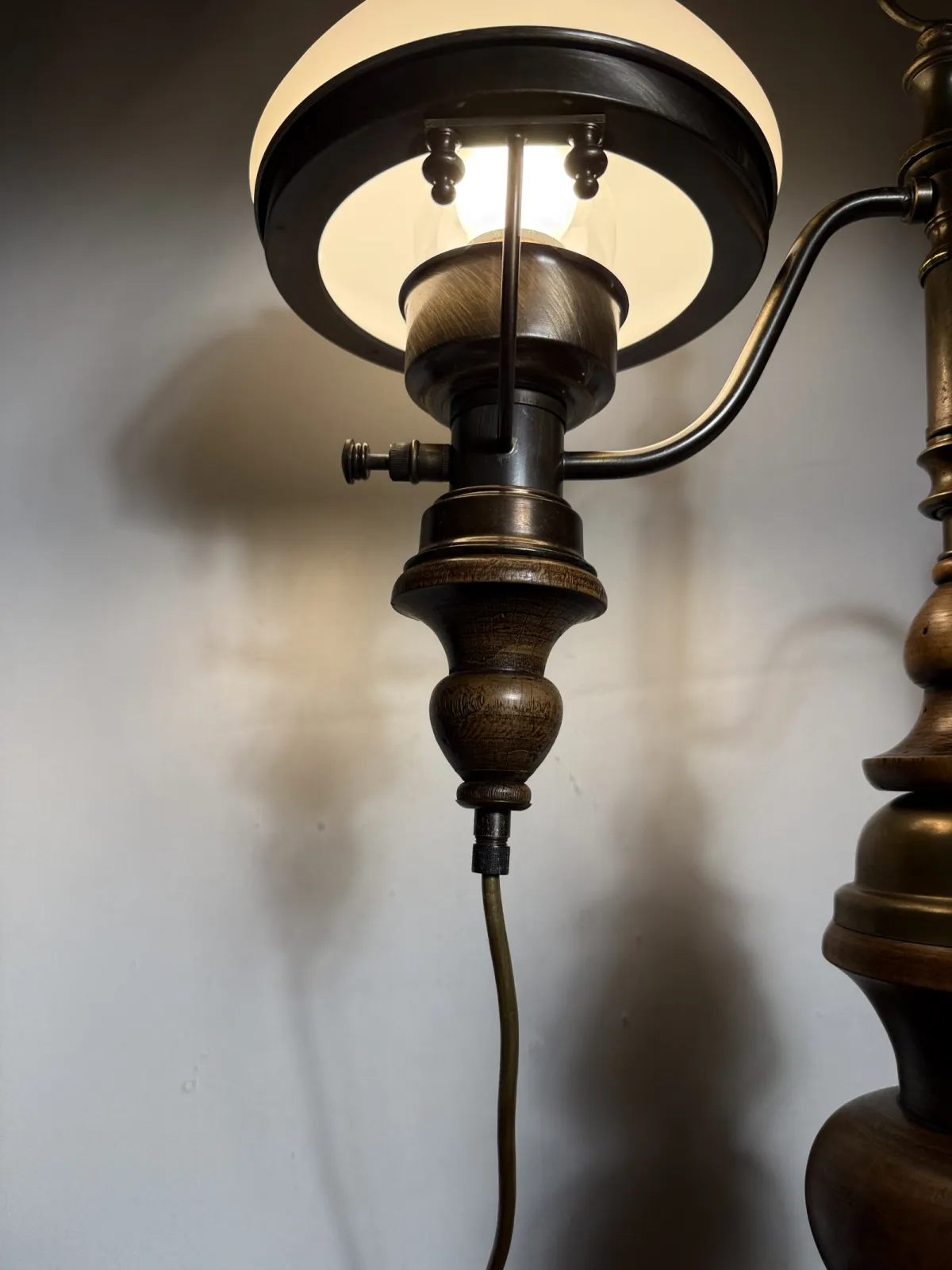Lampa gabinetowa w stylu wiktoriańskim – retro naftowa, drewno i mosiądz