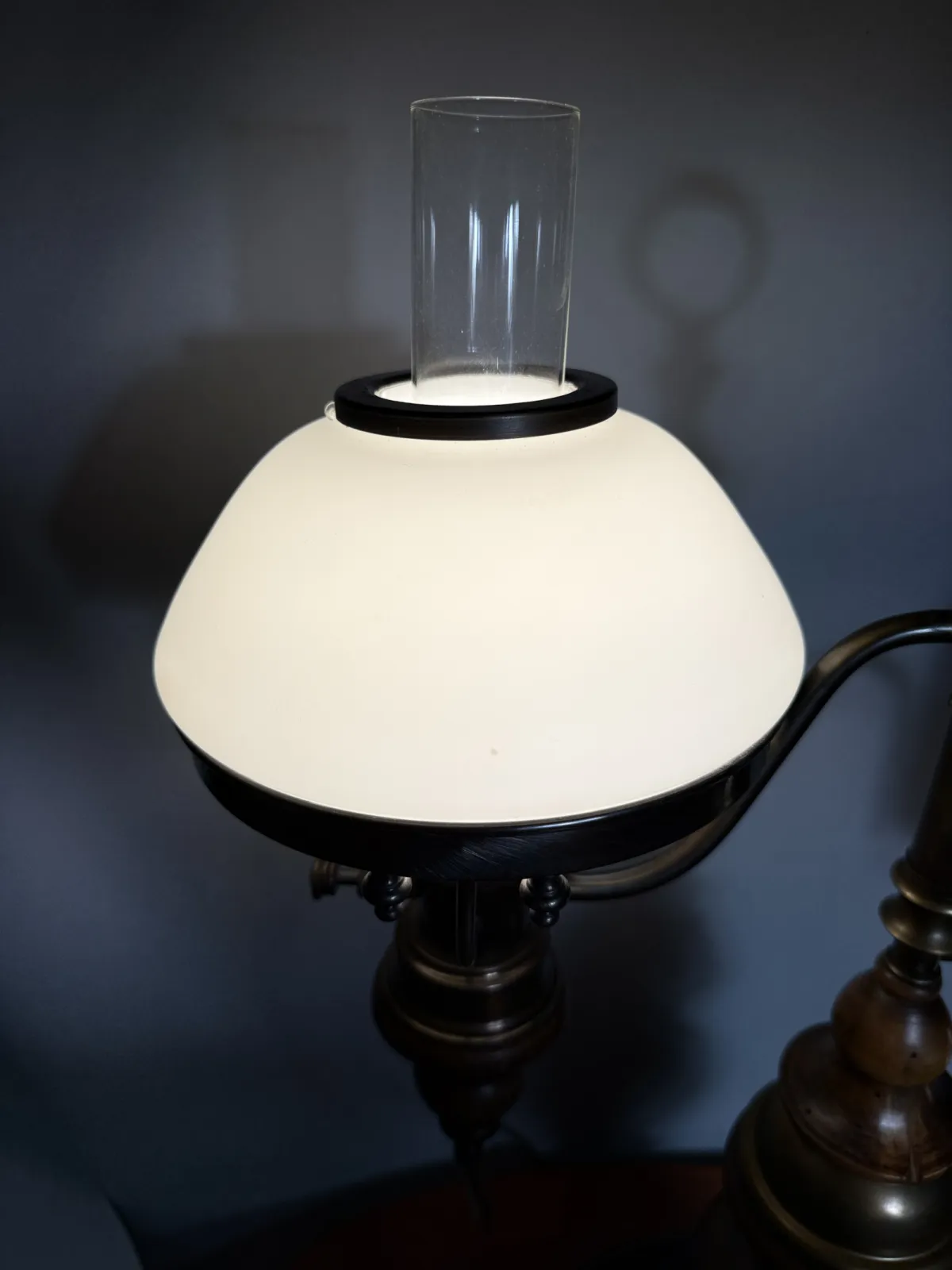 Lampa gabinetowa w stylu wiktoriańskim – retro naftowa, drewno i mosiądz