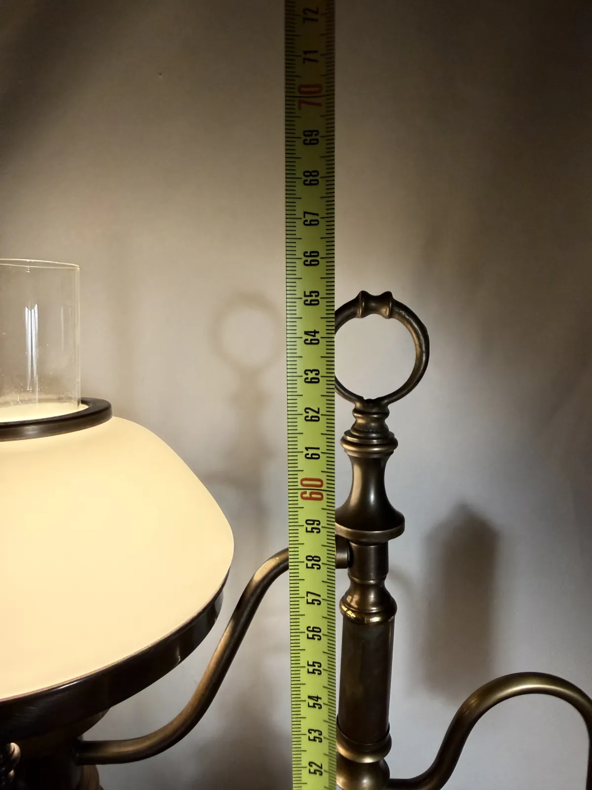Lampa gabinetowa w stylu wiktoriańskim – retro naftowa, drewno i mosiądz