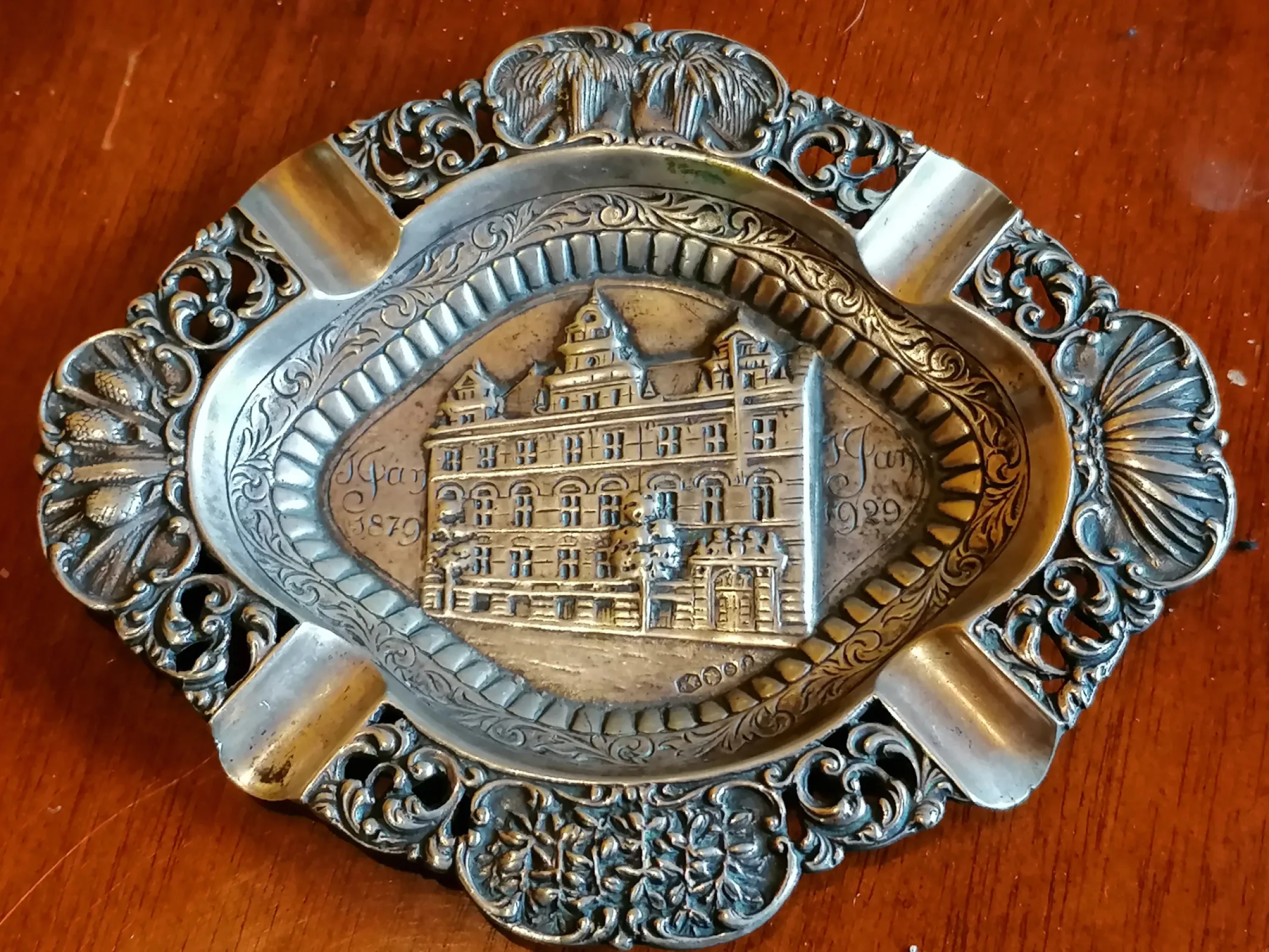 Srebrna popielniczka