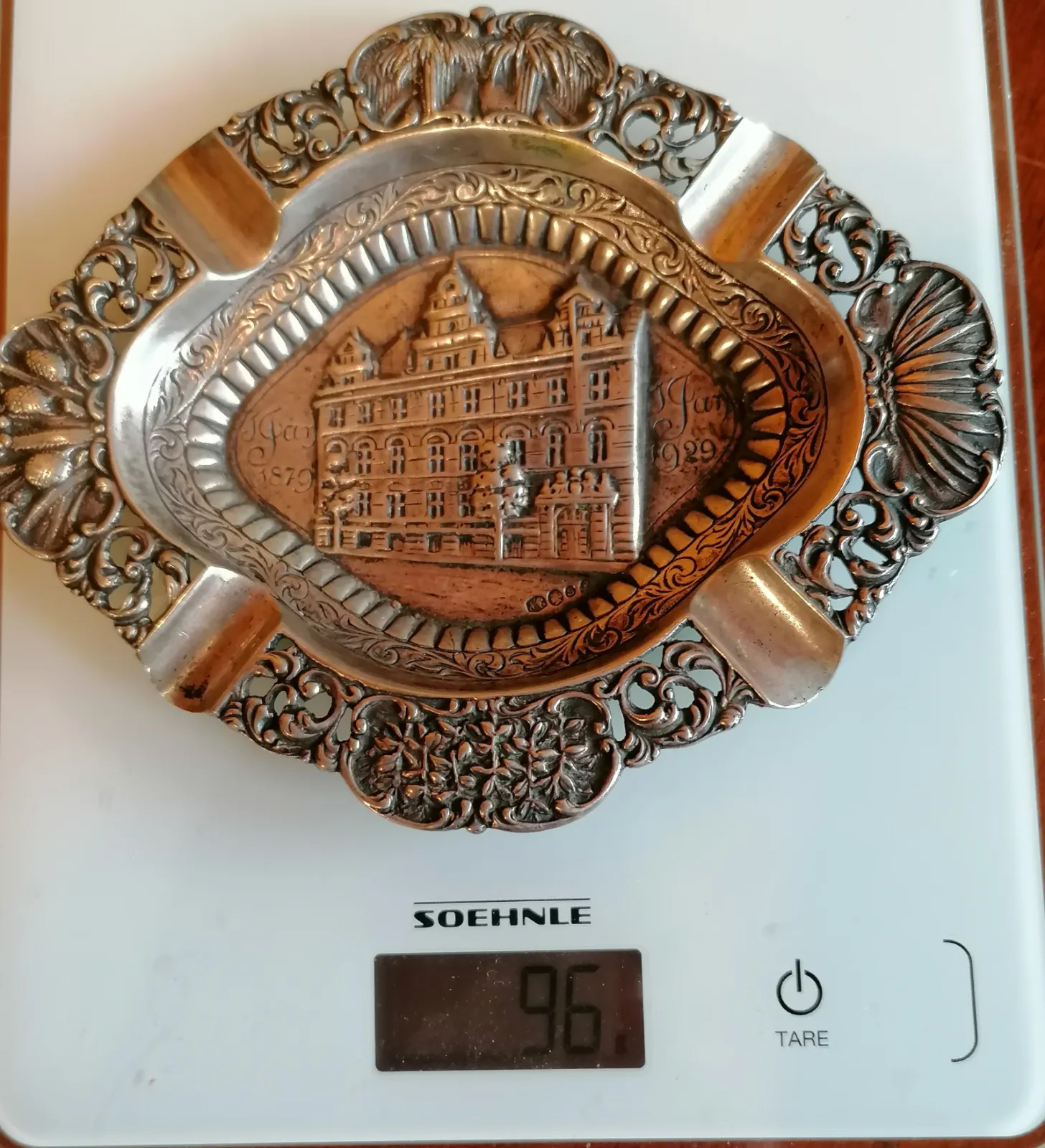 Srebrna popielniczka