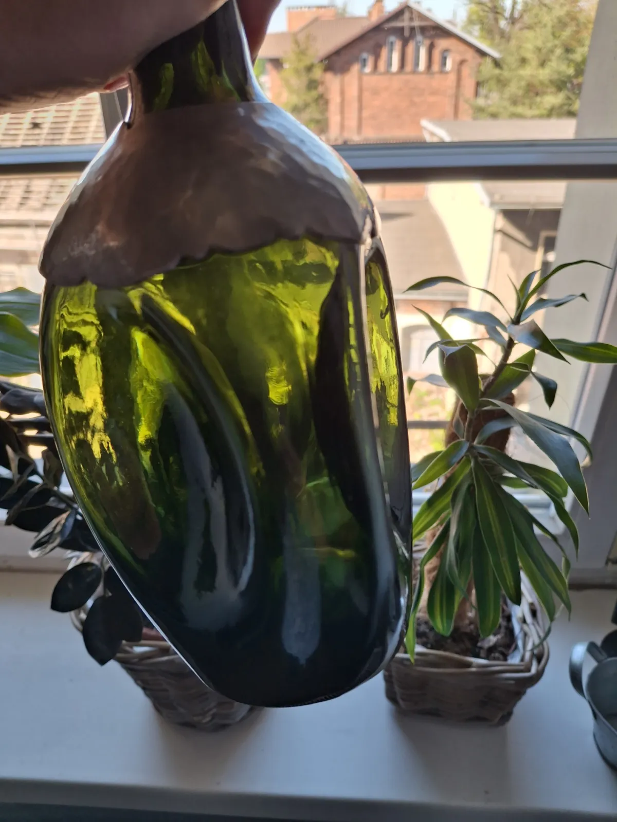 Butla zielona potrójnie gnieciona okuta w metal