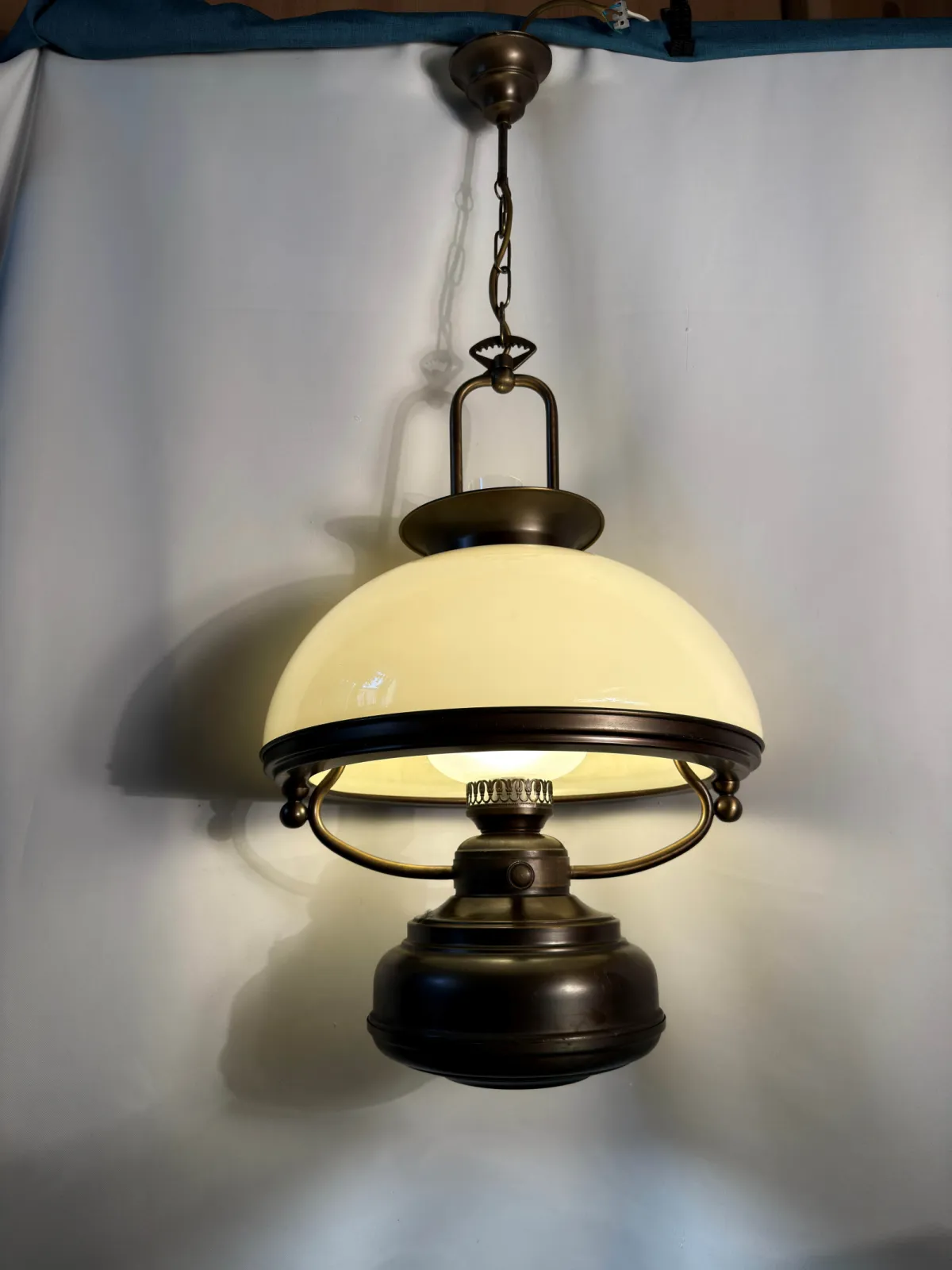 Wisząca lampa retro z lat 70. – mleczny klosz i styl petroleum