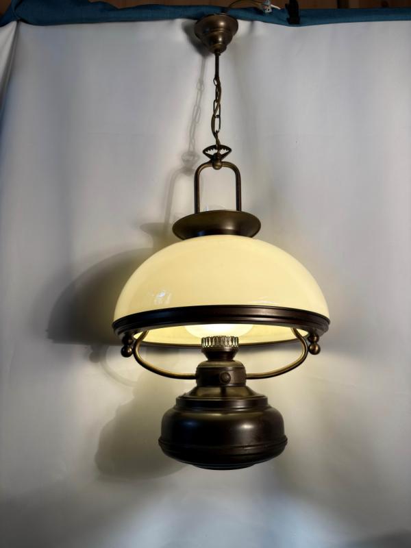 Wisząca lampa retro z lat 70. – mleczny klosz i styl petroleum