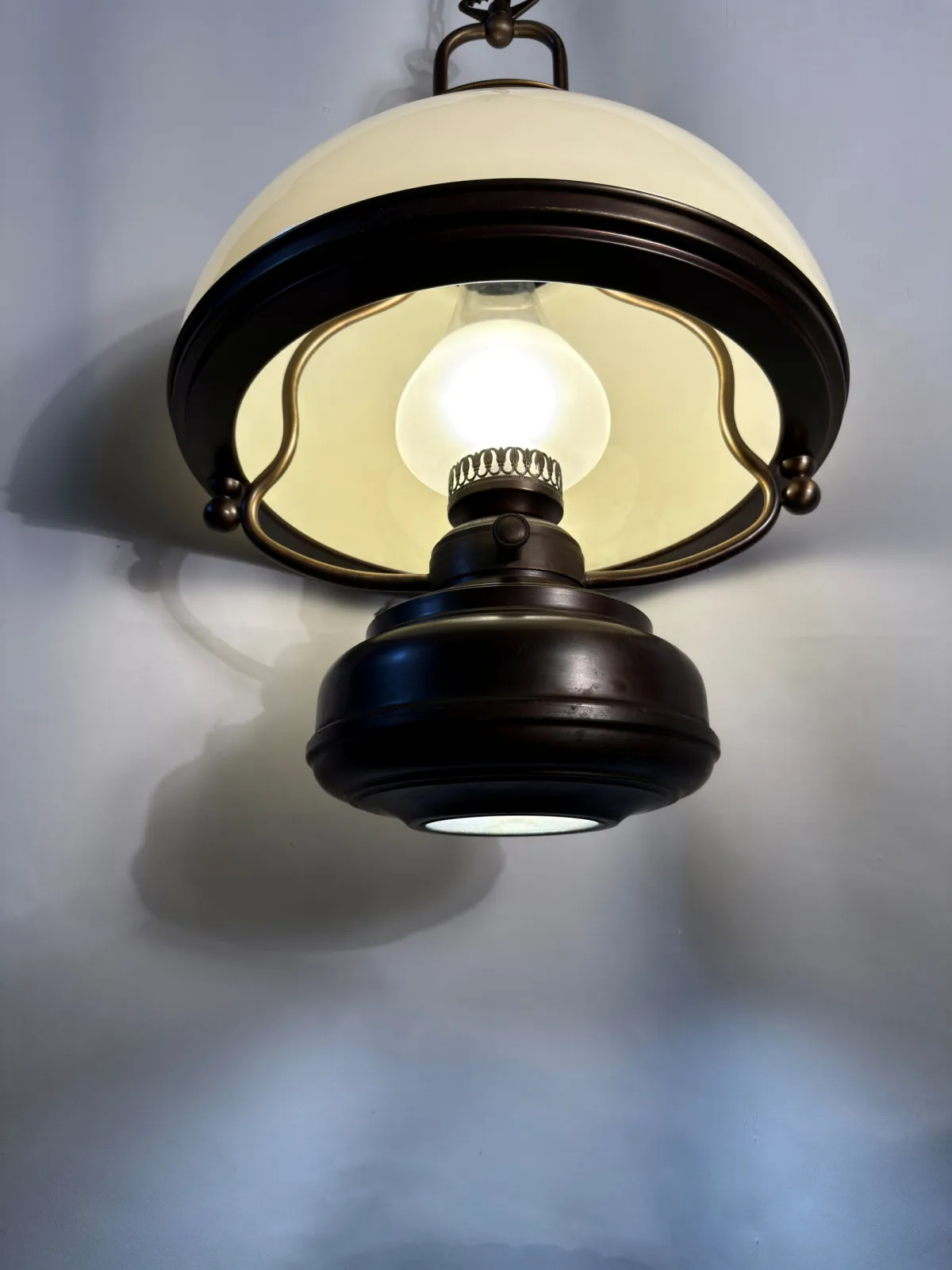 Wisząca lampa retro z lat 70. – mleczny klosz i styl petroleum