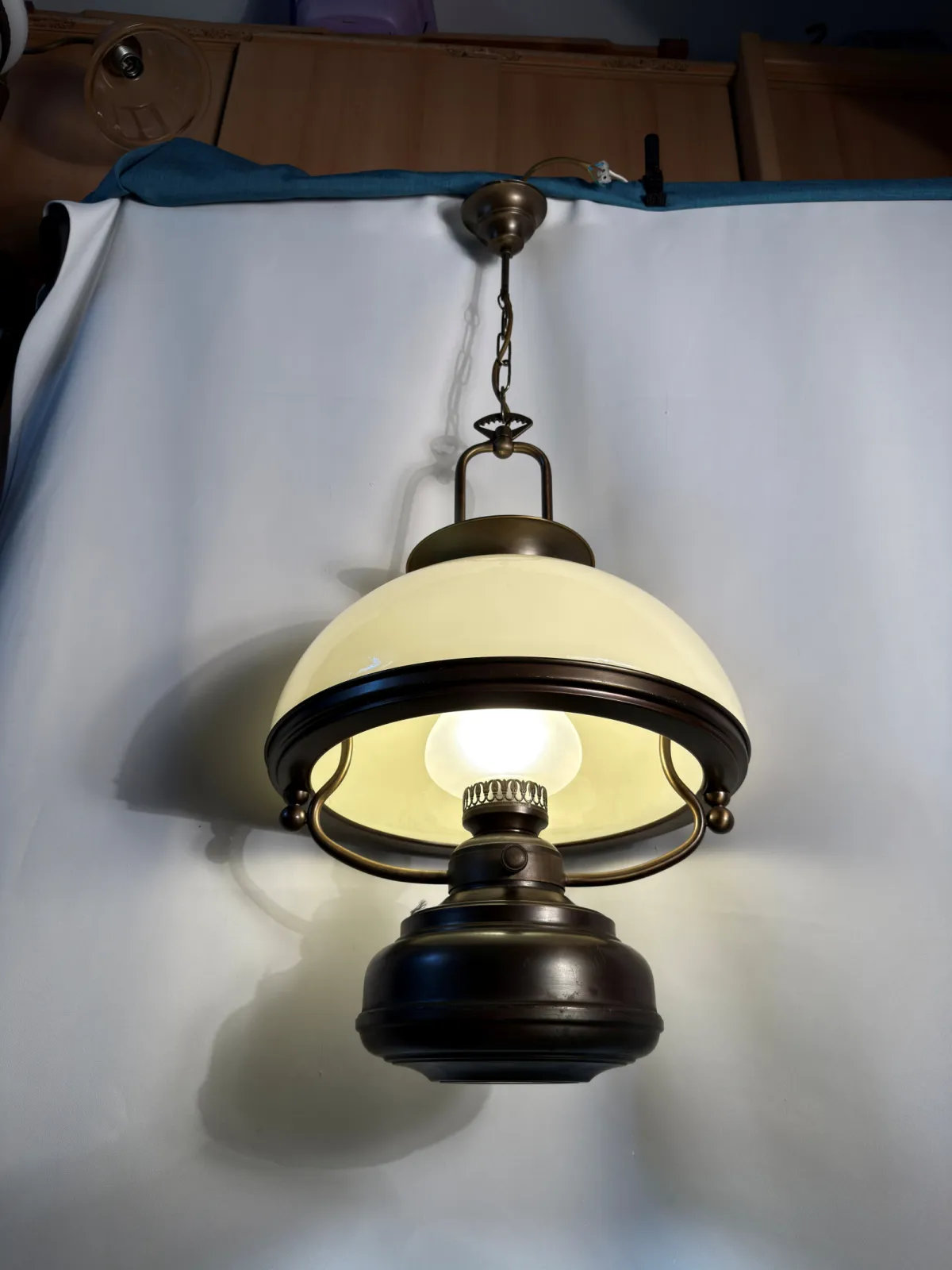Wisząca lampa retro z lat 70. – mleczny klosz i styl petroleum
