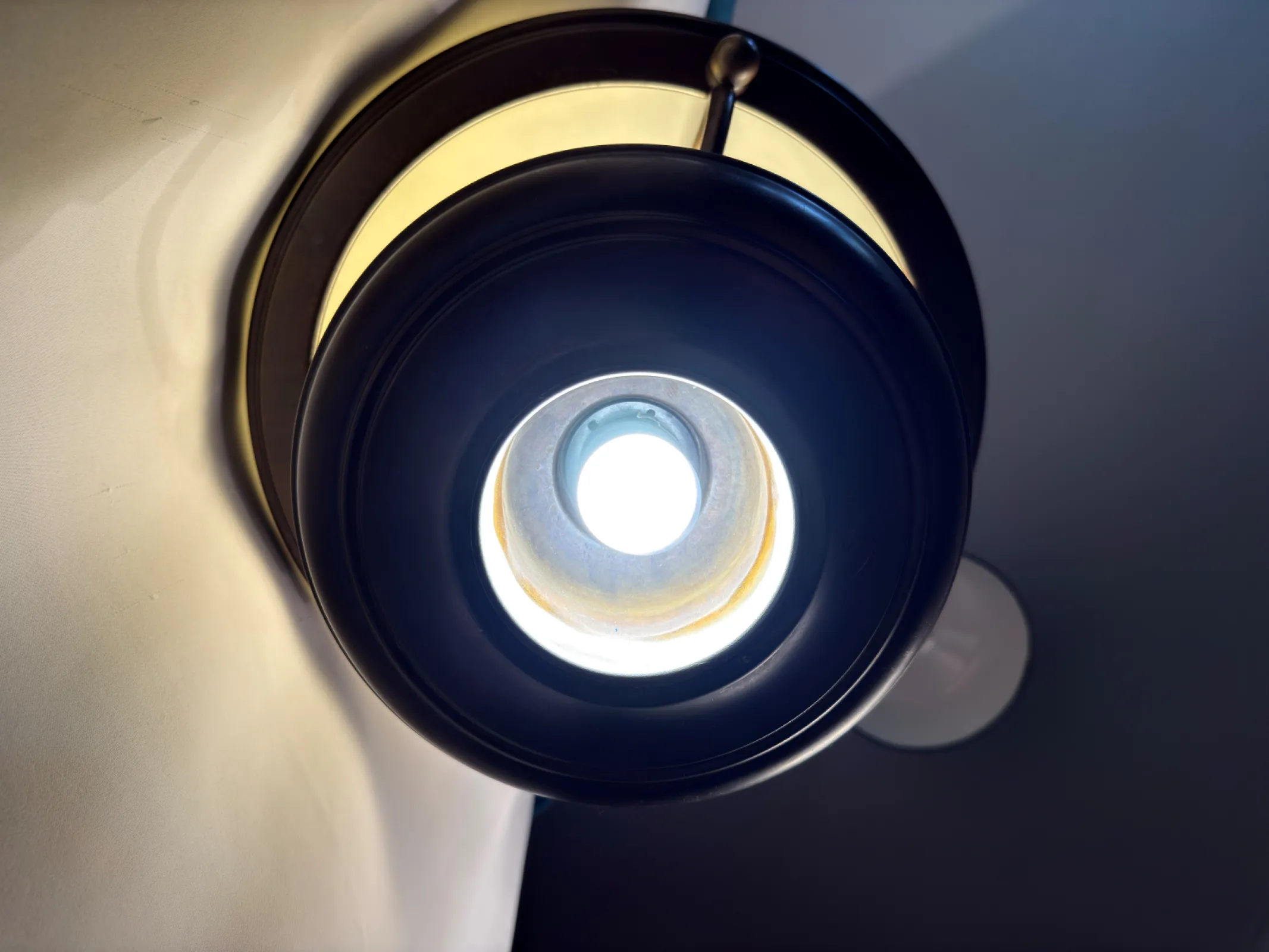 Wisząca lampa retro z lat 70. – mleczny klosz i styl petroleum