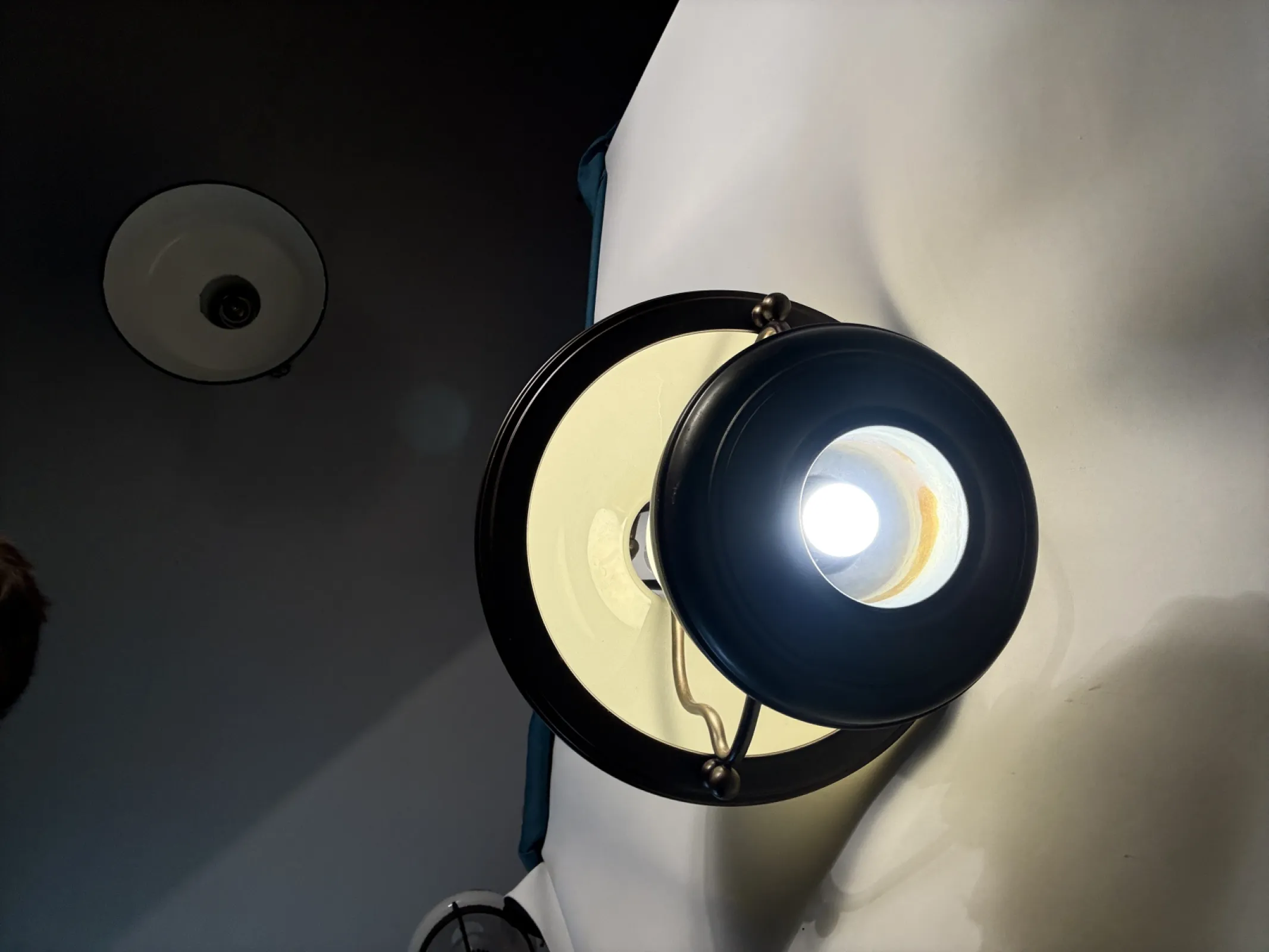 Wisząca lampa retro z lat 70. – mleczny klosz i styl petroleum