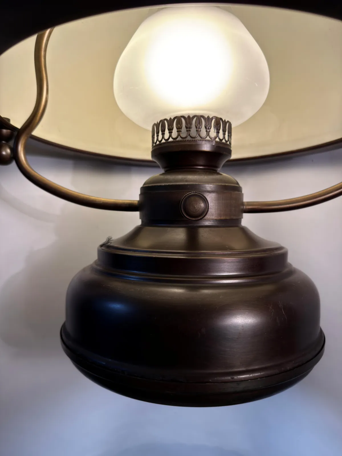 Wisząca lampa retro z lat 70. – mleczny klosz i styl petroleum