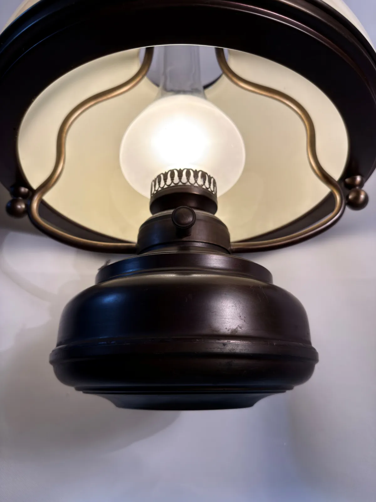 Wisząca lampa retro z lat 70. – mleczny klosz i styl petroleum