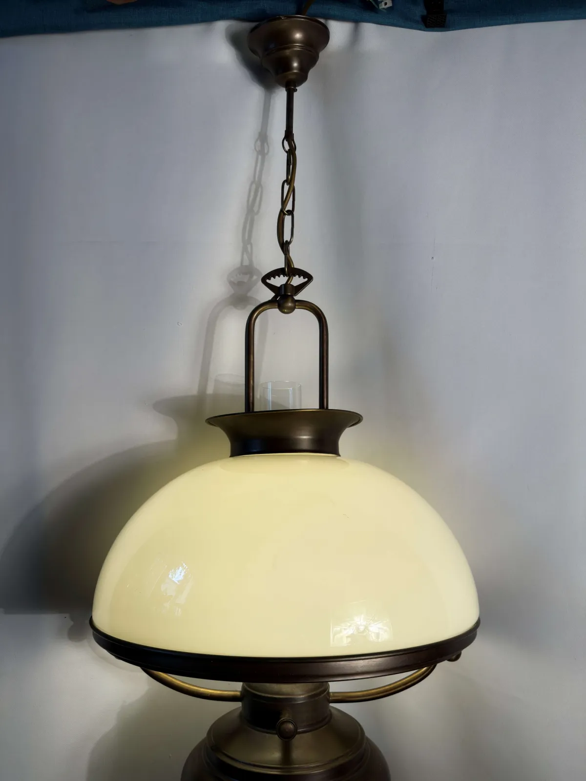 Wisząca lampa retro z lat 70. – mleczny klosz i styl petroleum
