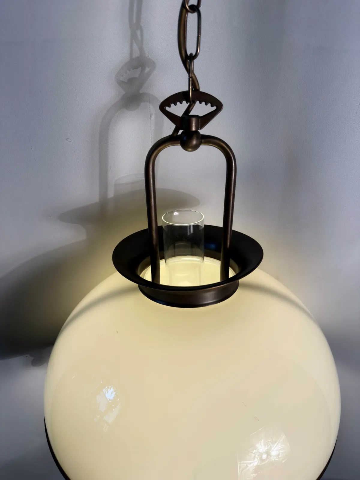 Wisząca lampa retro z lat 70. – mleczny klosz i styl petroleum