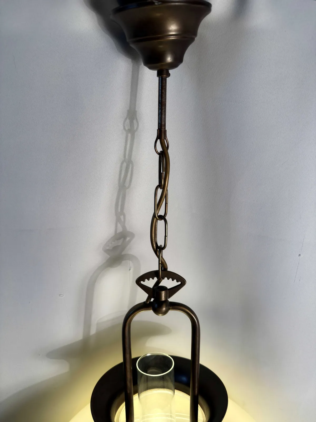Wisząca lampa retro z lat 70. – mleczny klosz i styl petroleum