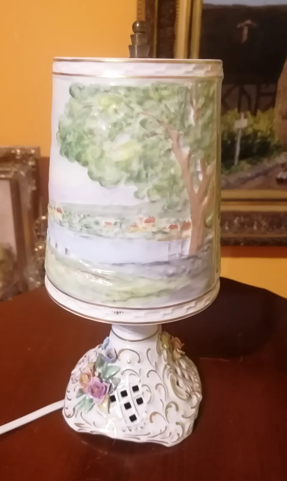 Piękna porcelanowa lampka