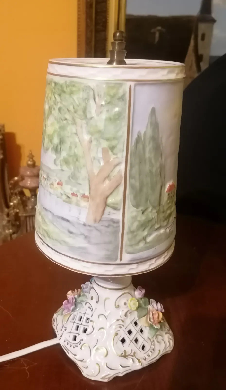 Piękna porcelanowa lampka