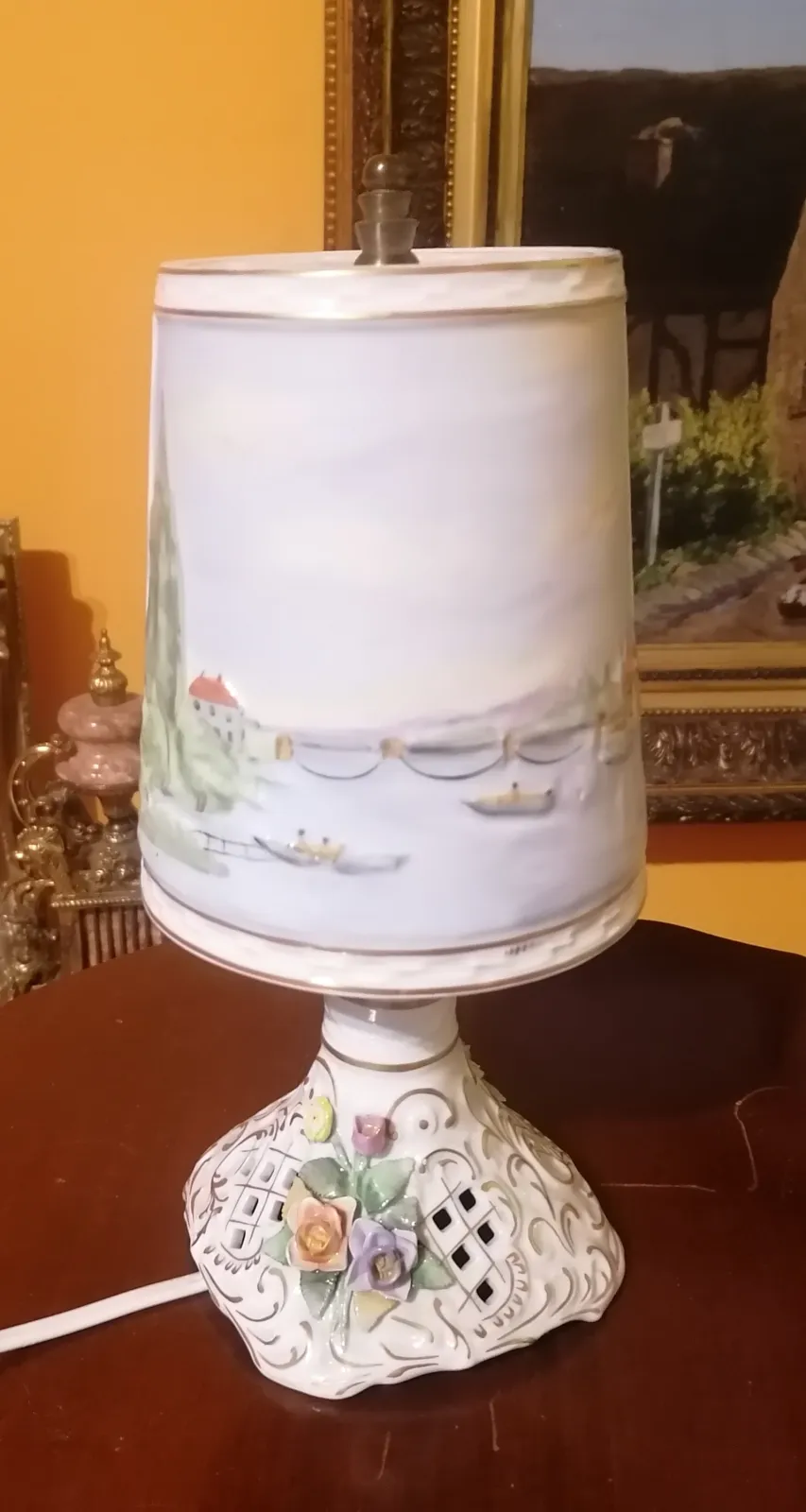 Piękna porcelanowa lampka