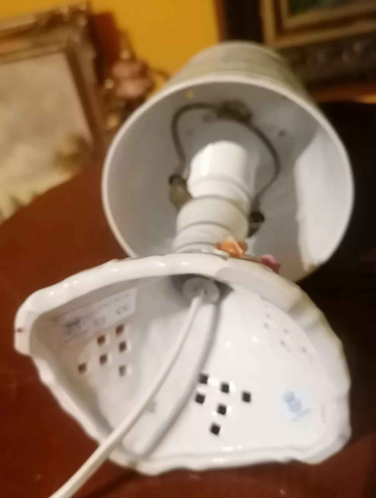Piękna porcelanowa lampka